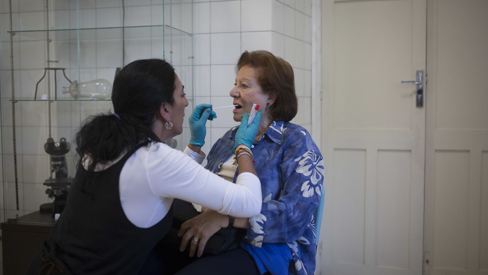 Un momento de la toma de muestras.