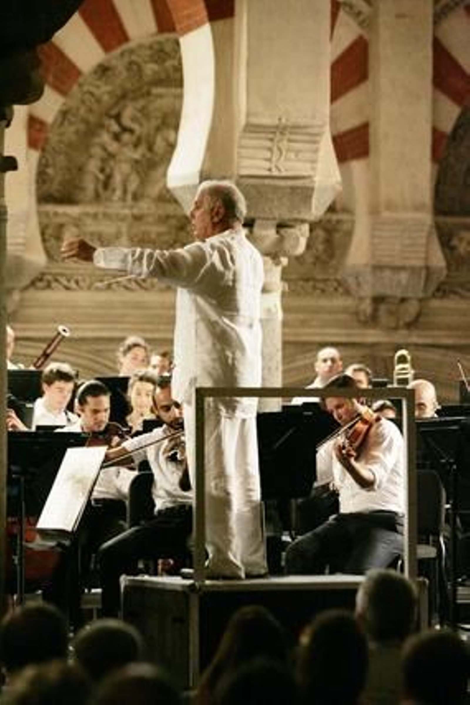 La orquesta West-Eastern Divan dirigida por el argentino Daniel Barenboim ofrece su concierto del verano en la Mezquita-Catedral. / Barrionuevo