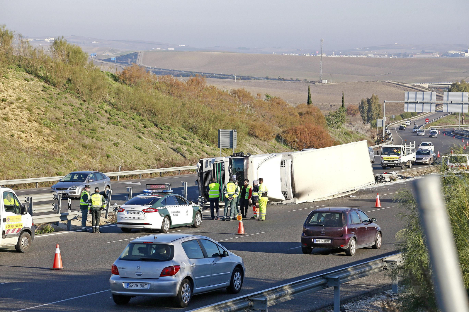 Efectivos de la Guardia Civil controlan ayer el tráfico en la zona afectada por el accidente.