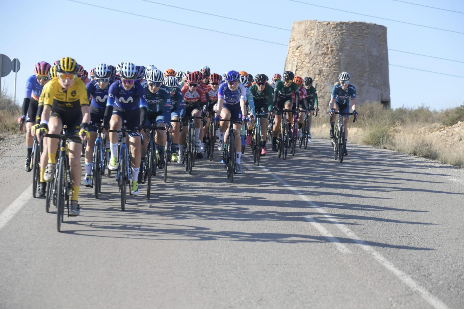 El pelotón durante la pasada edición de la Women Cycling Pro Costa de Almería.