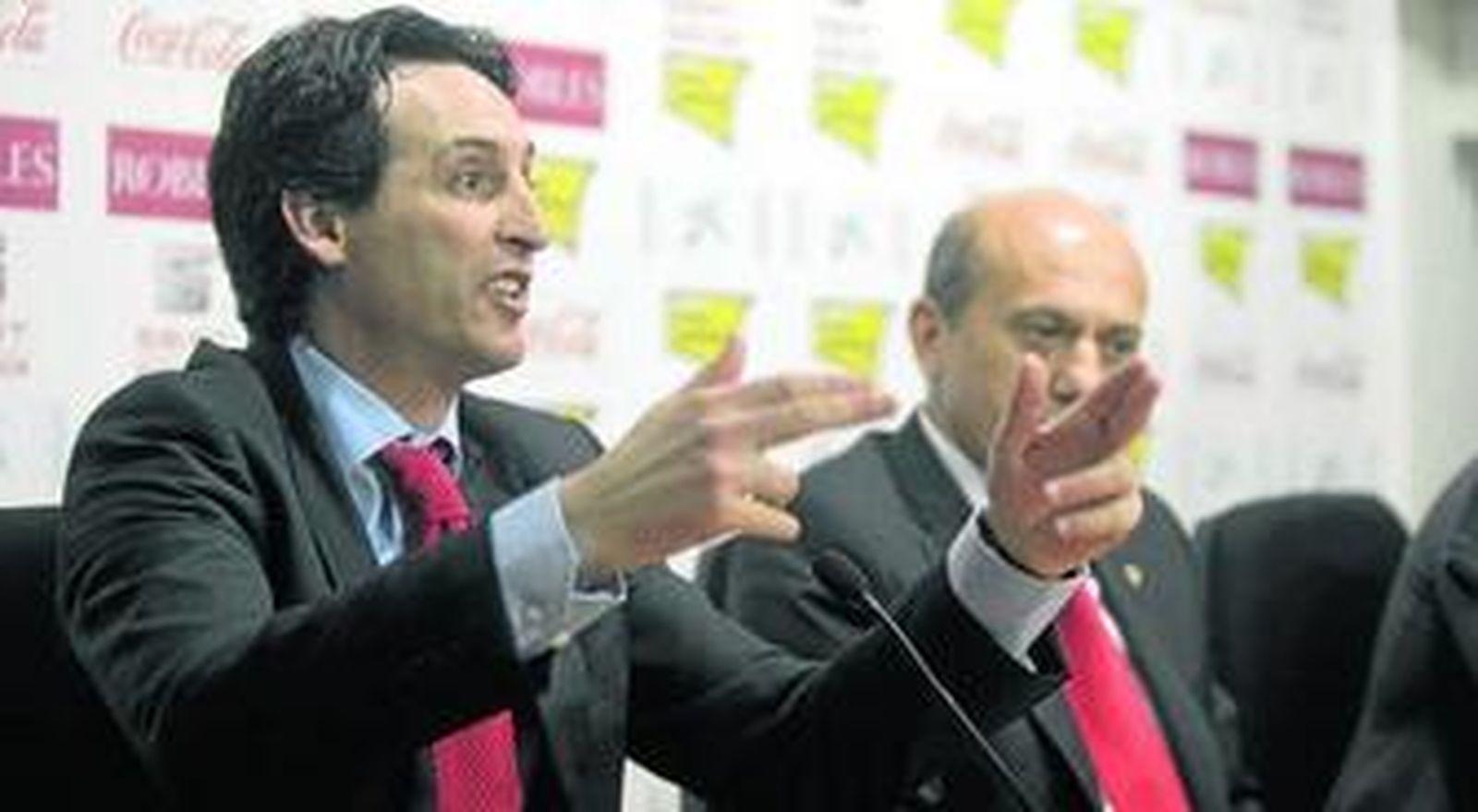 Unai Emery, gesticulante ante los periodistas con José María del Nido muy atento.