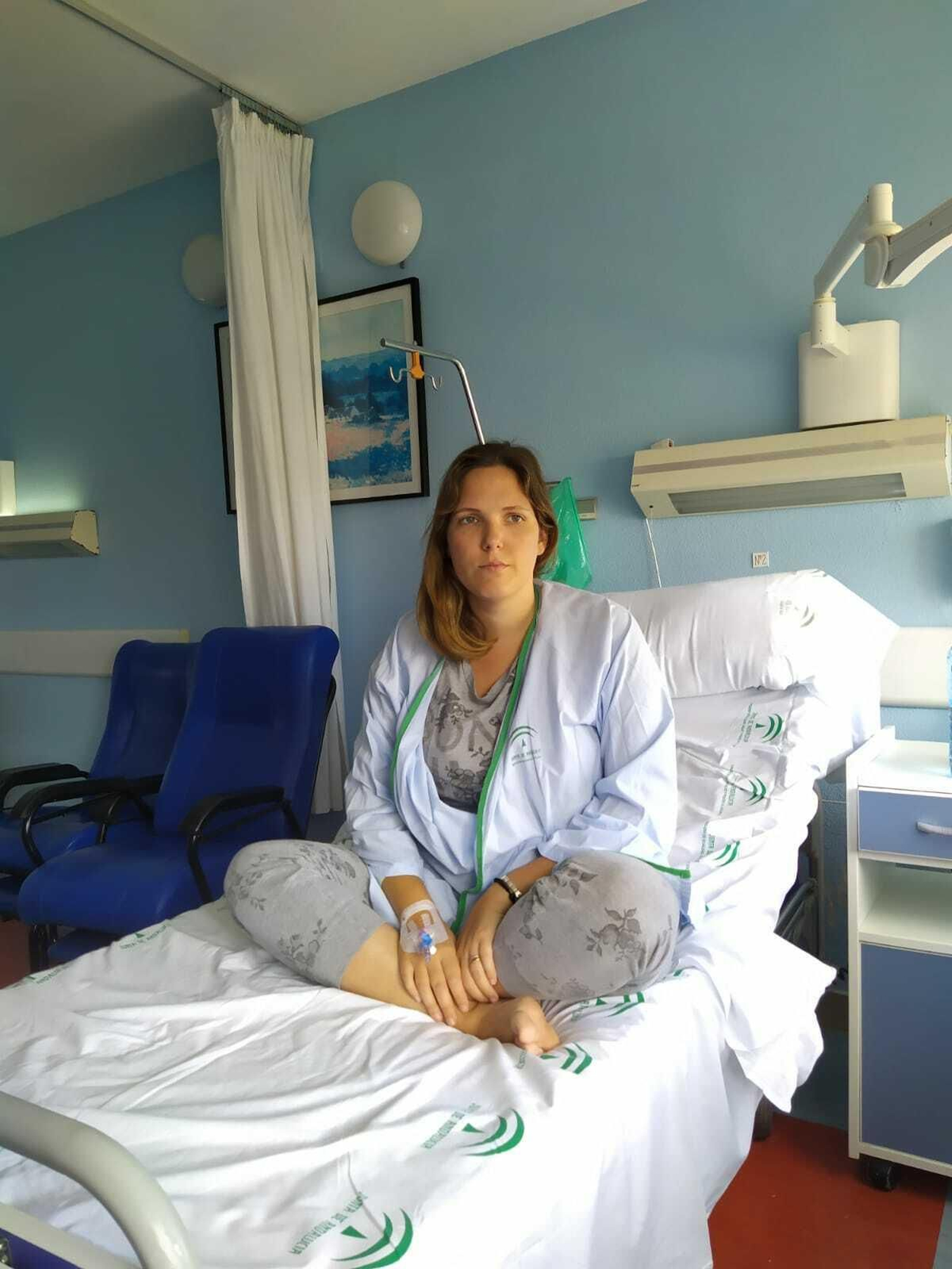 Carmen Bautista ya reposa en el Hospital Virgen del Rocío tras un traslado de cuatro horas y media sin aire acondicionado.