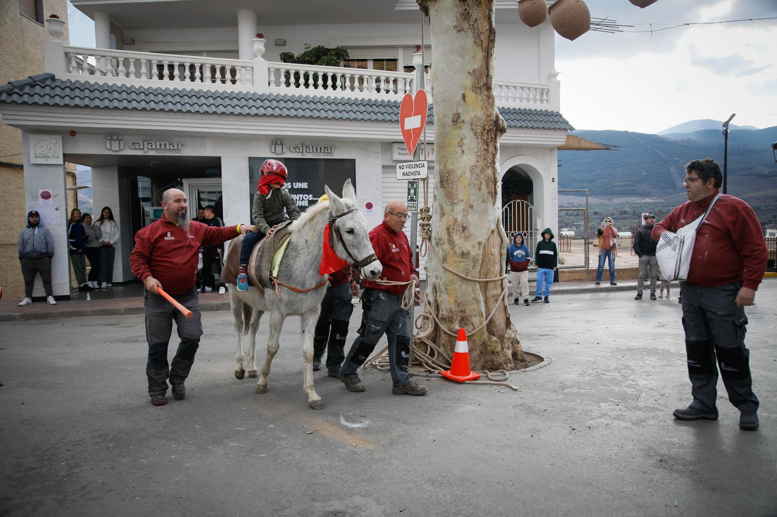 Las mejores imágenes del cierre de fiestas en Fiñana con "Las Ollas"