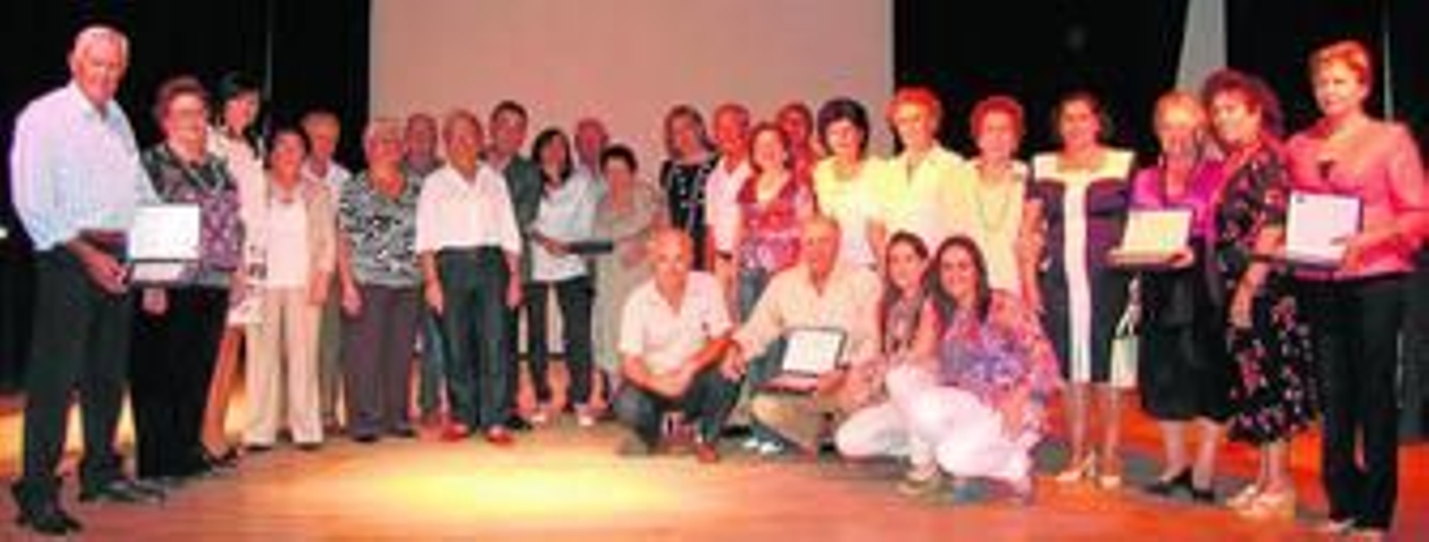 Foto familiar de todos los mayores que fueron galardonados durante la gala almonteña.