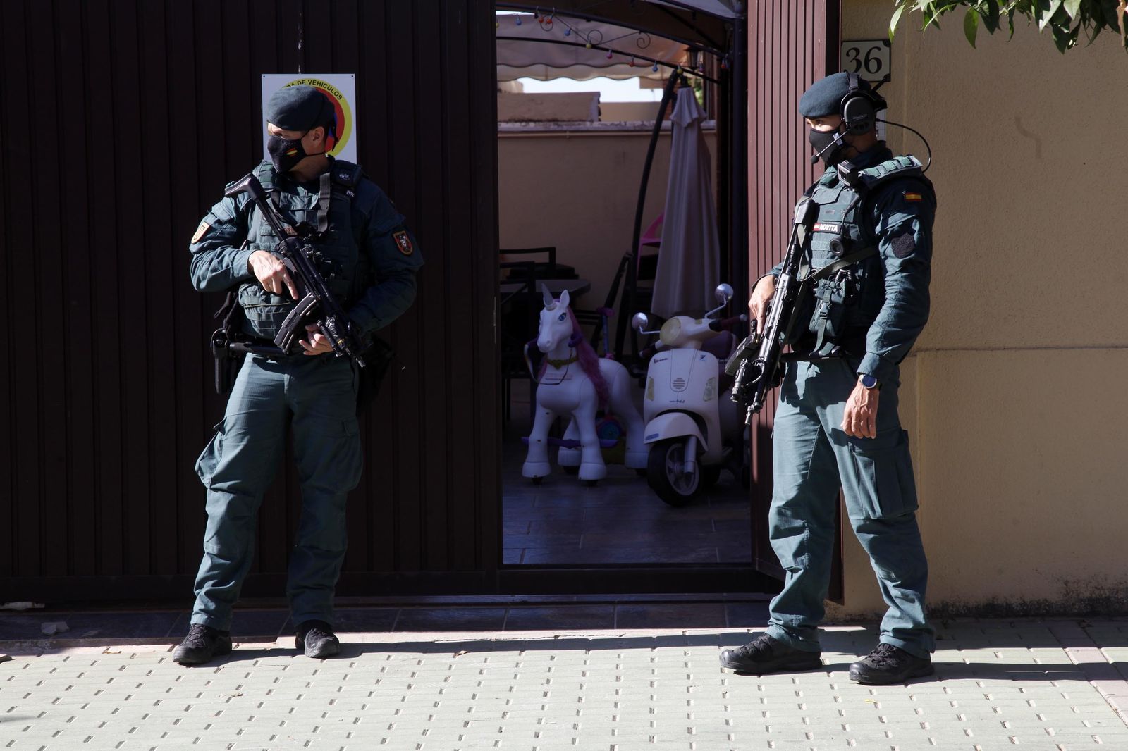 Guardias civiles custodian una vivienda durante un registro en una anterior operación