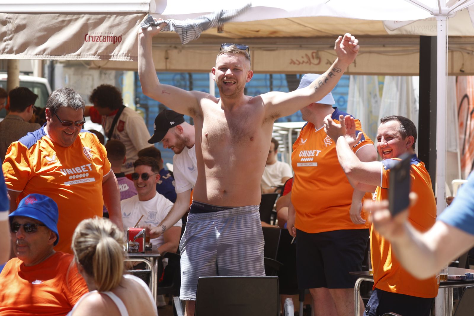 Aficionados escoceses disfrutan del sol y la cerveza de Sevilla