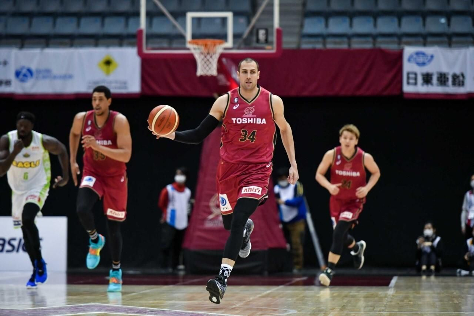 Pablo Aguilar bota el balón en su estreno en el Kawasaki Brave Thunders japonés.