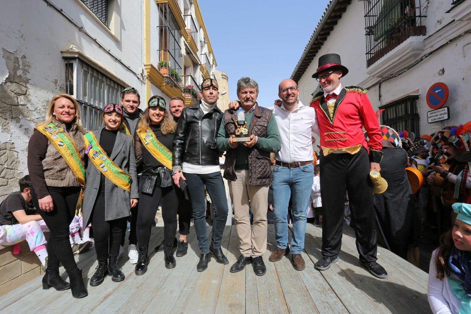 El alcalde (segundo por la derecha),  en una imagen tomada con algunos de los protagonistas y técnicos de la Fiesta.