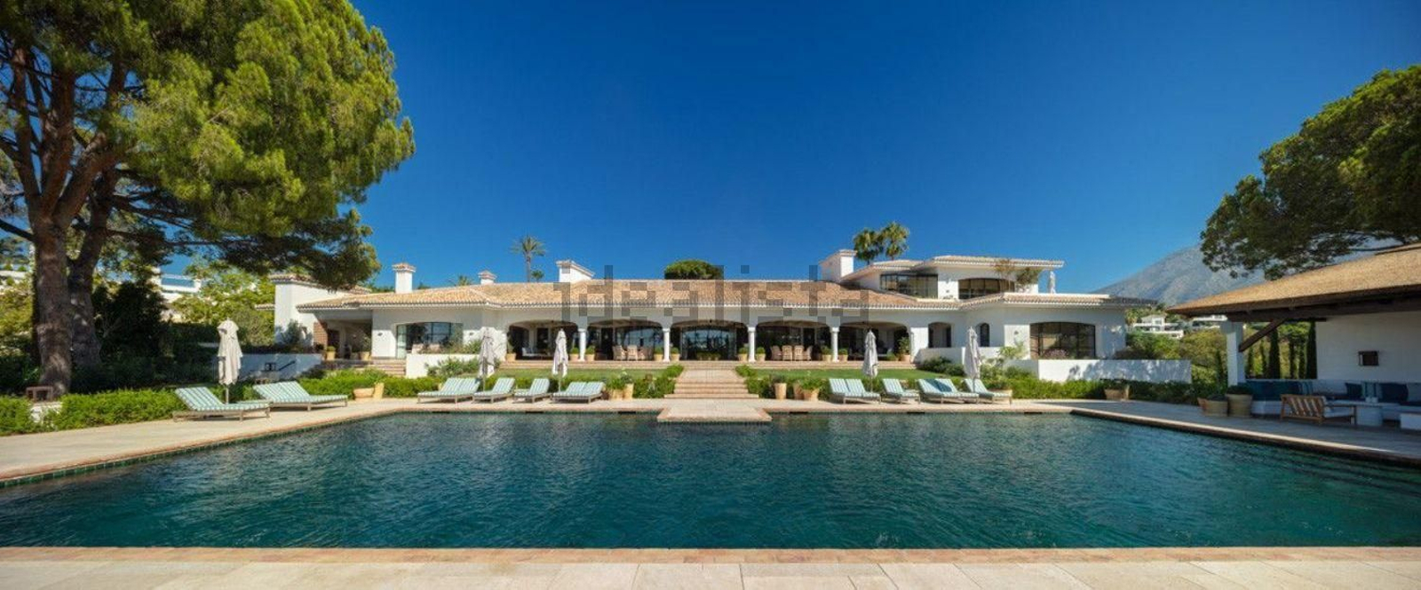 La piscina principal Así es por dentro la vivienda de lujo más a la venta en Málaga: 35 millones