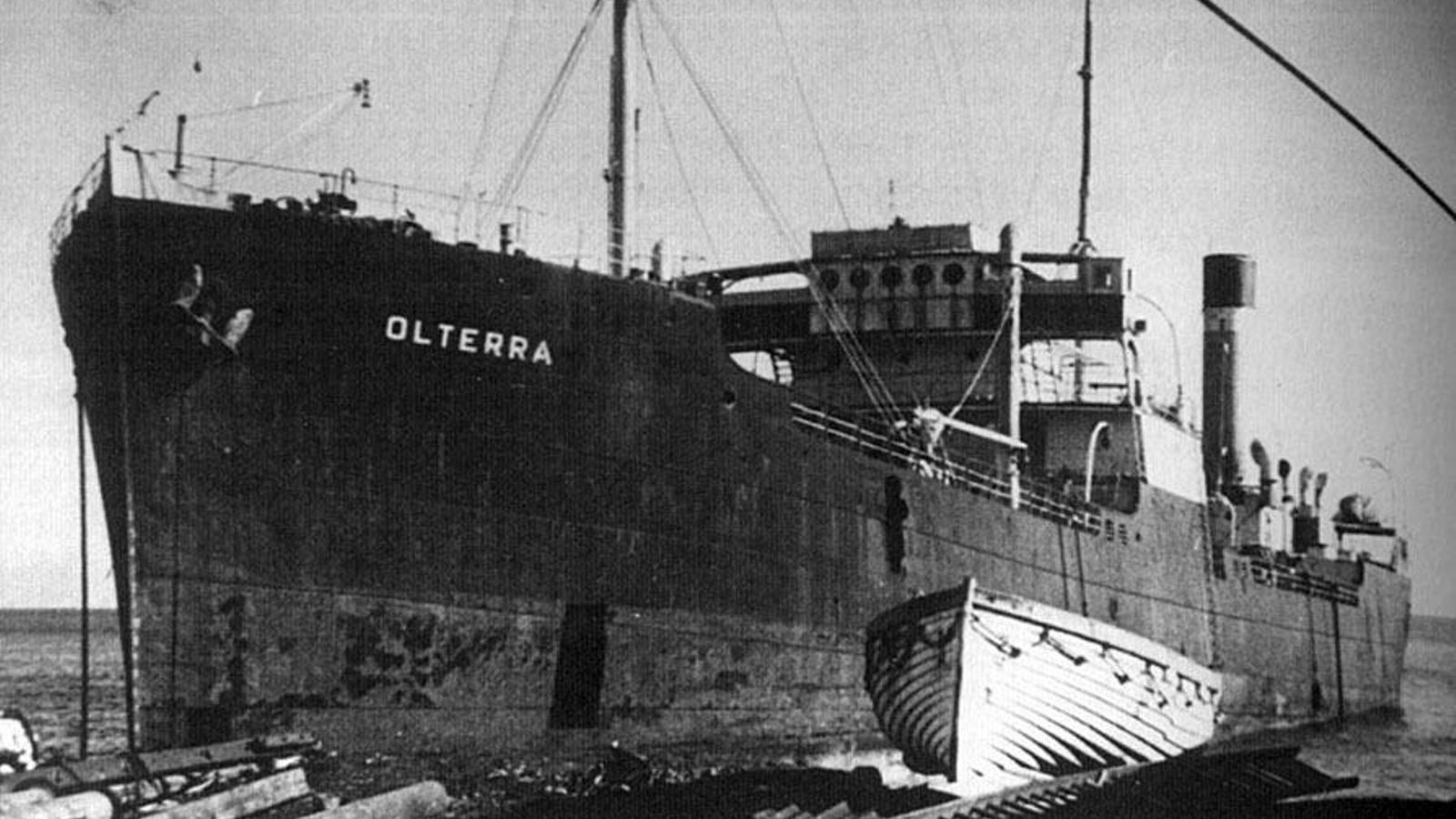 El 'Olterra' esperando su desguace en el puerto de Vado Ligure en Génova.