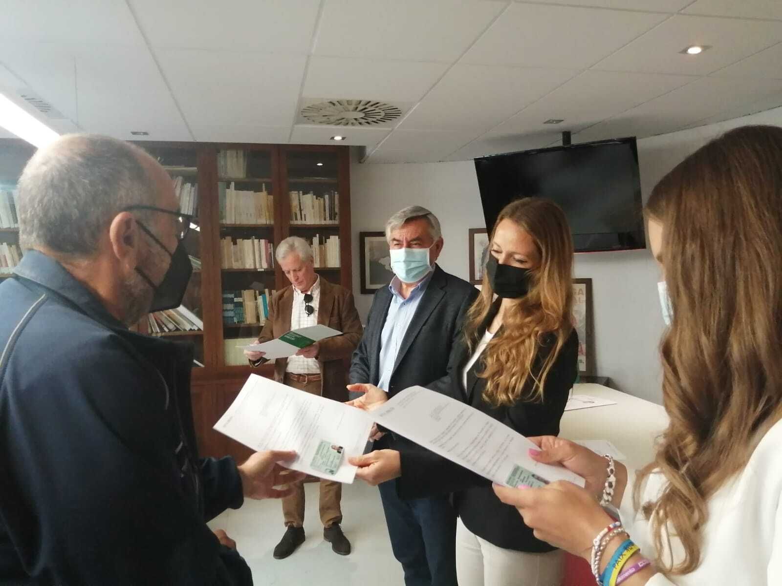 Virginia Fernández, durante la entrega de carnés