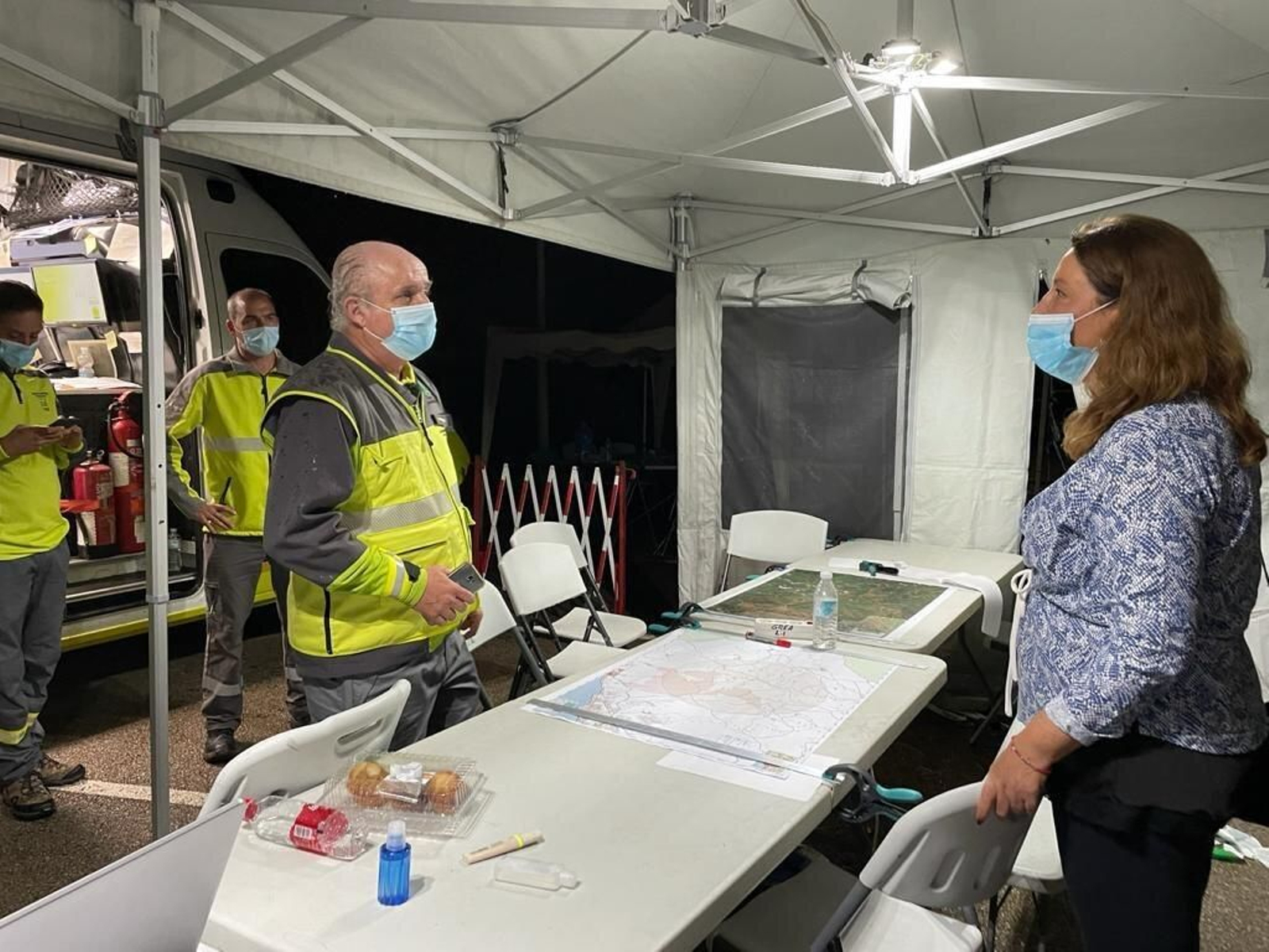 Crespo junto a técnicos del Infoca