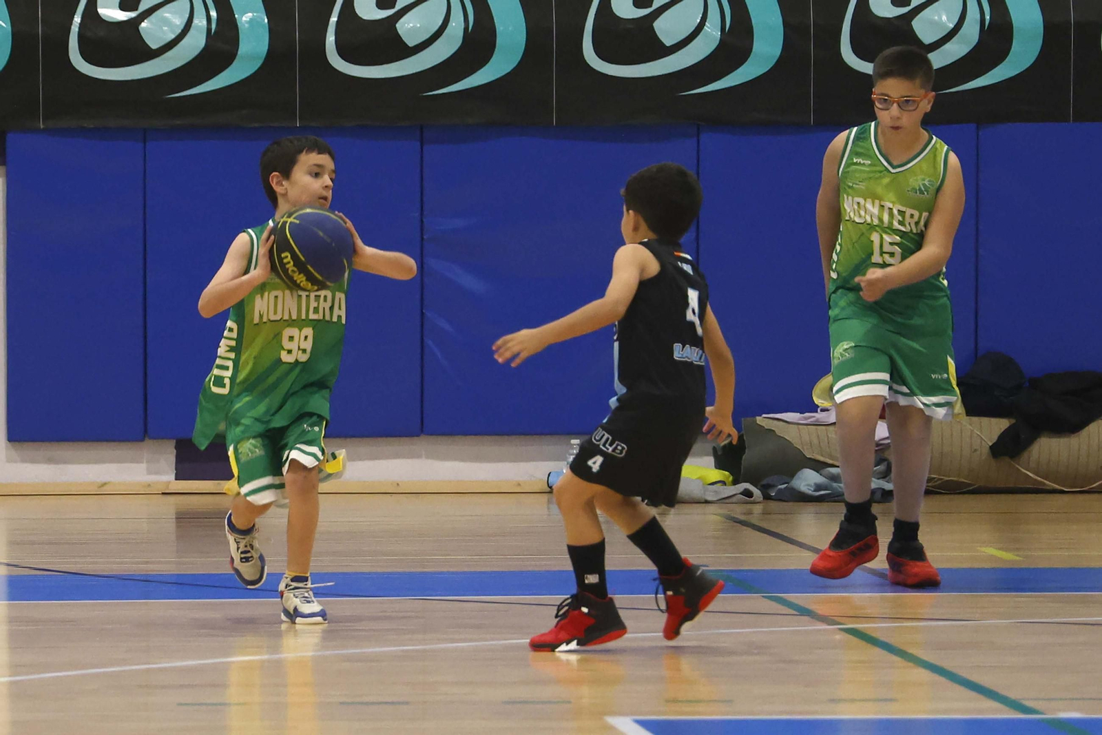 Las fotos de la primera jornada del XIV torneo de baloncesto Semana Santa Ciudad de La Línea