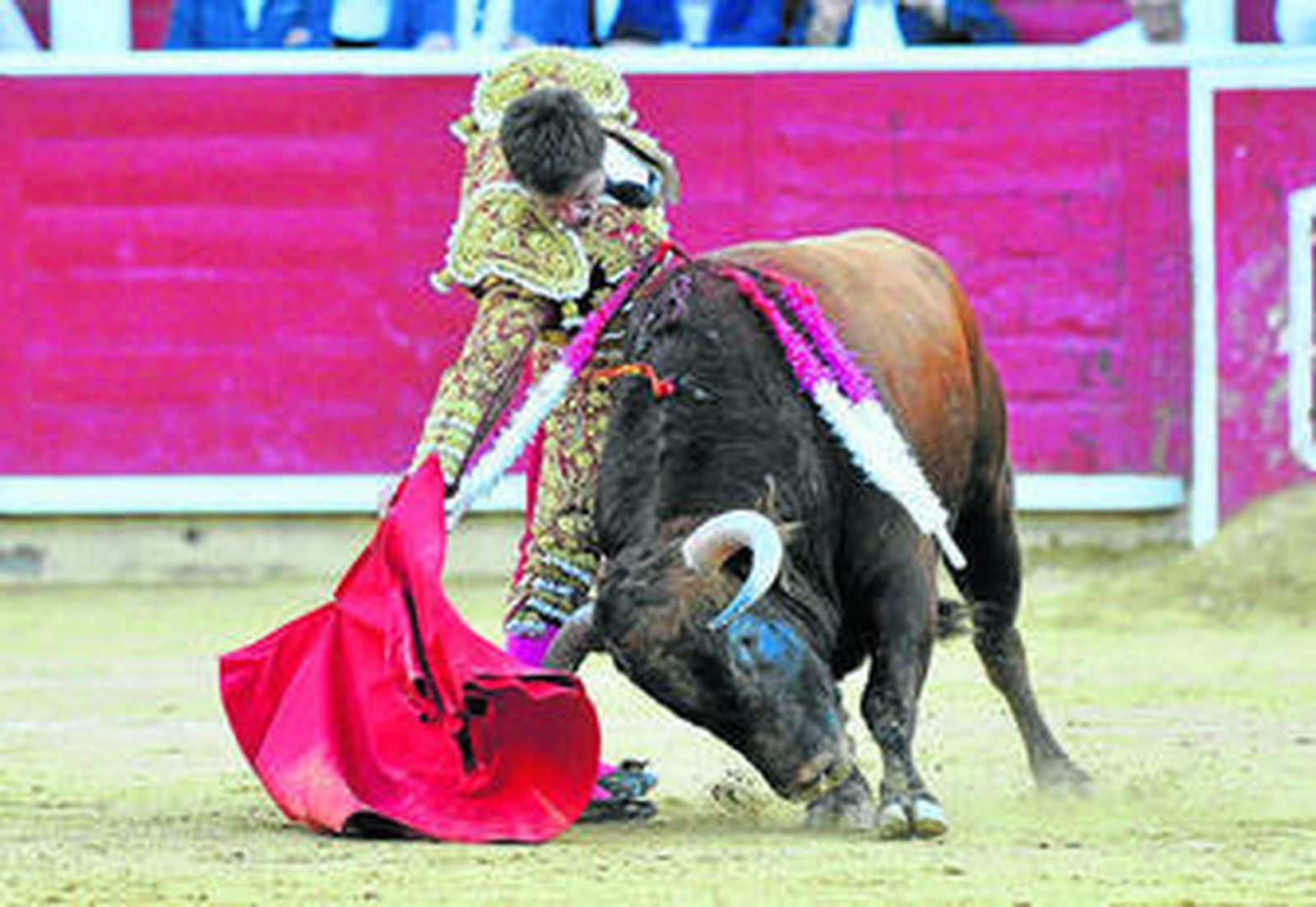 El Juli toreando de muleta, ayer en la plaza de Albacete, donde indultó un toro de Daniel Ruiz.