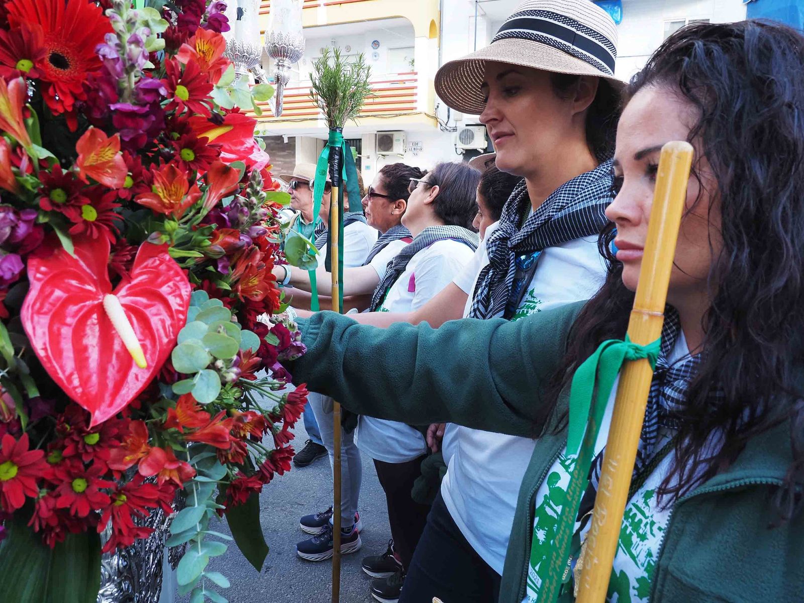 Salida de la Hermandad de Punta Umbría hacia El Rocío.