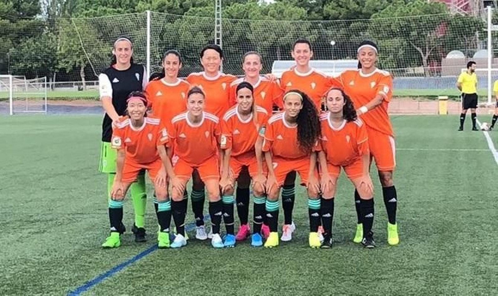 Histórica formación del Córdoba Femenino en la Ciudad Deportiva del Valencia.