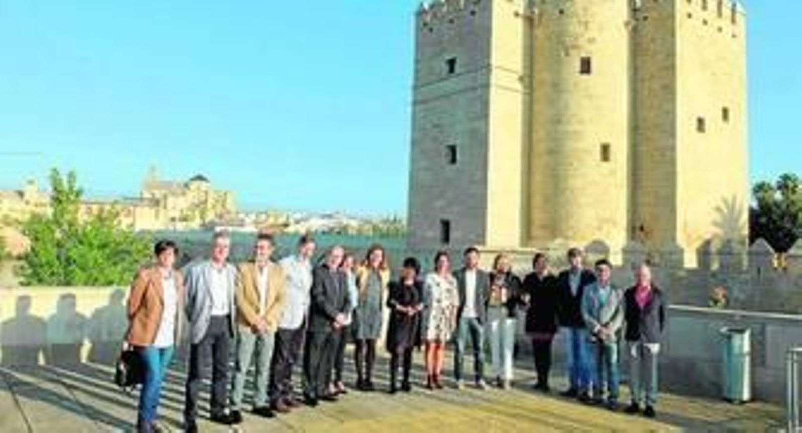 Representantes de las ciudades de la Red de Juderías de España, ayer en el entorno de La Calahorra.