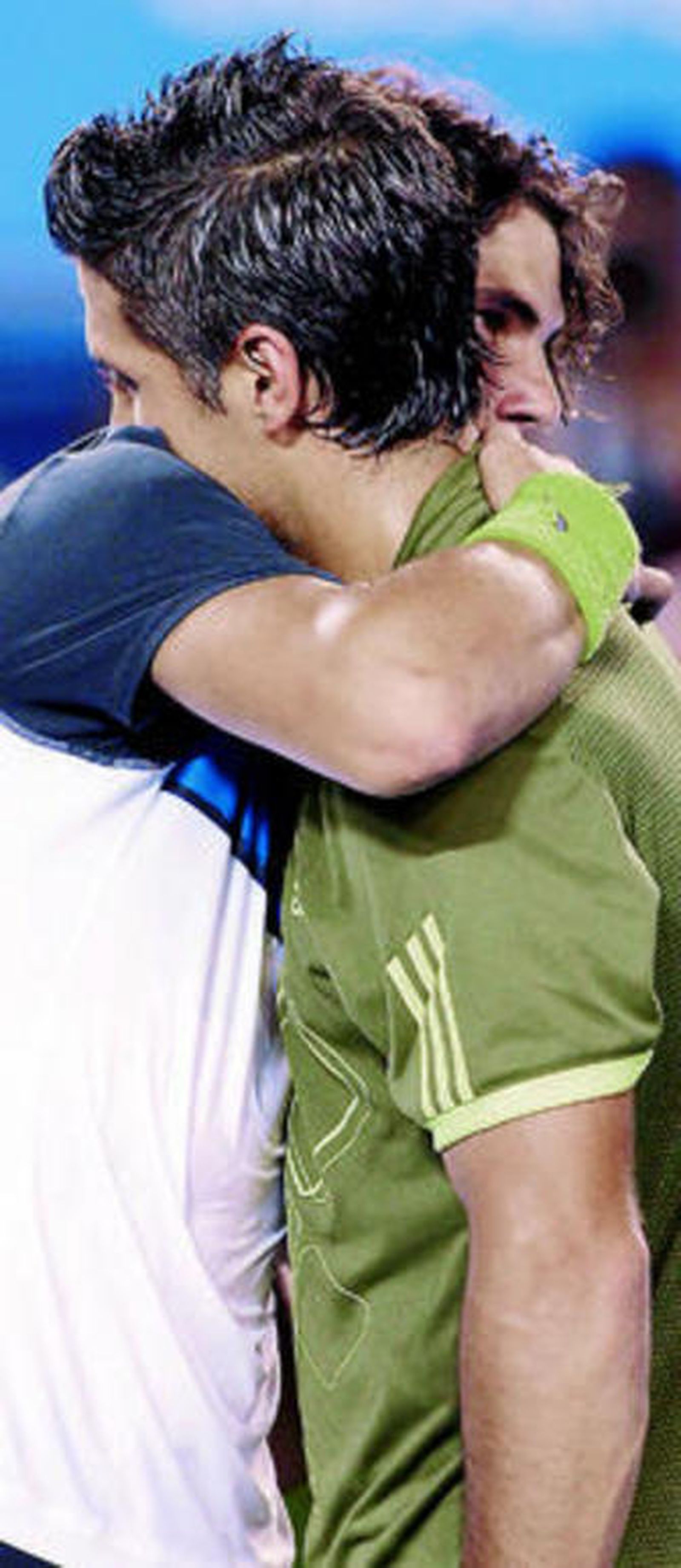 Nadal consuela a Verdasco con un abrazo al final del duelo.