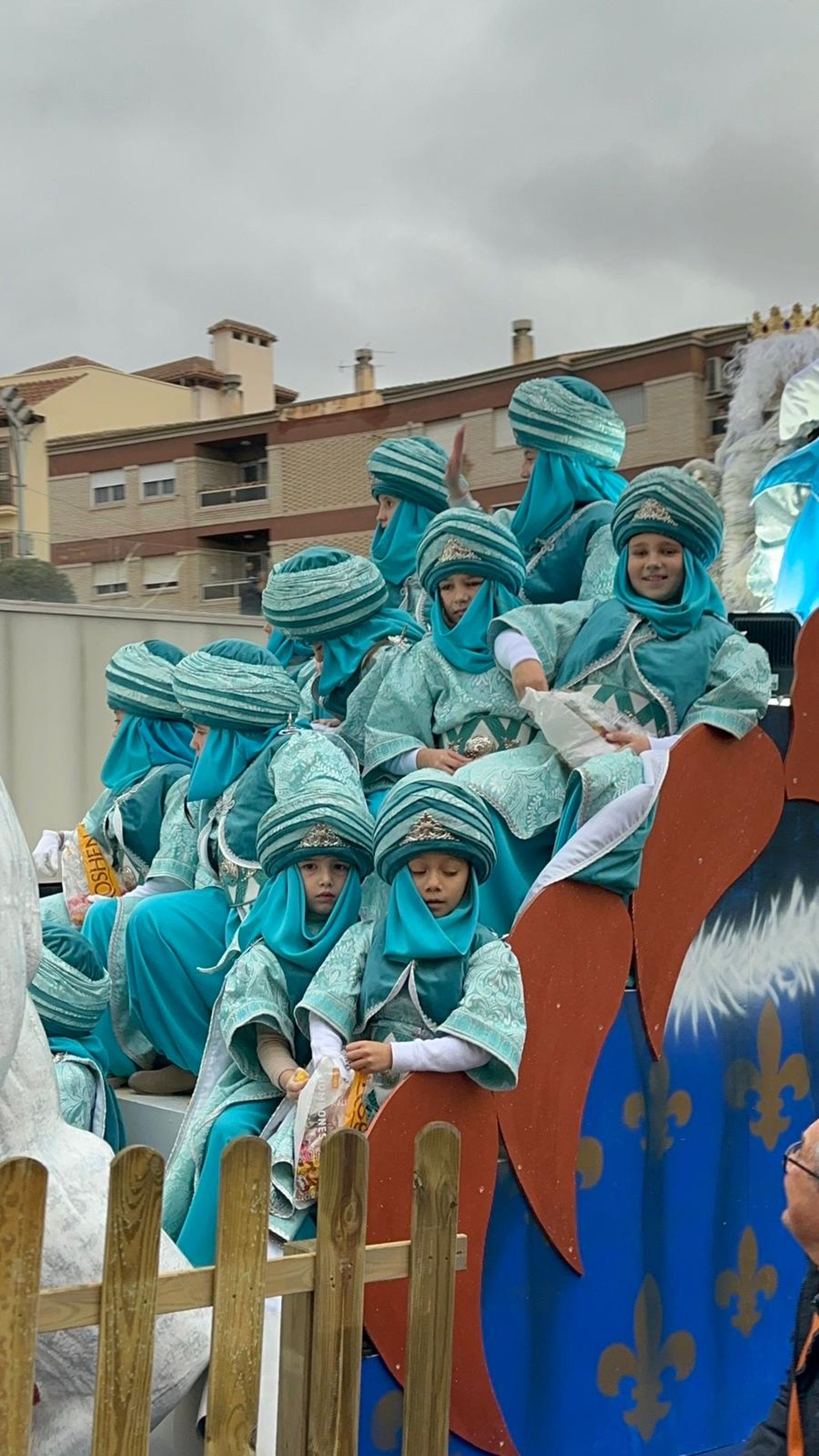 De la Residencia de Mayores a las calles: imágenes del paso de los Reyes Magos por Huércal-Overa