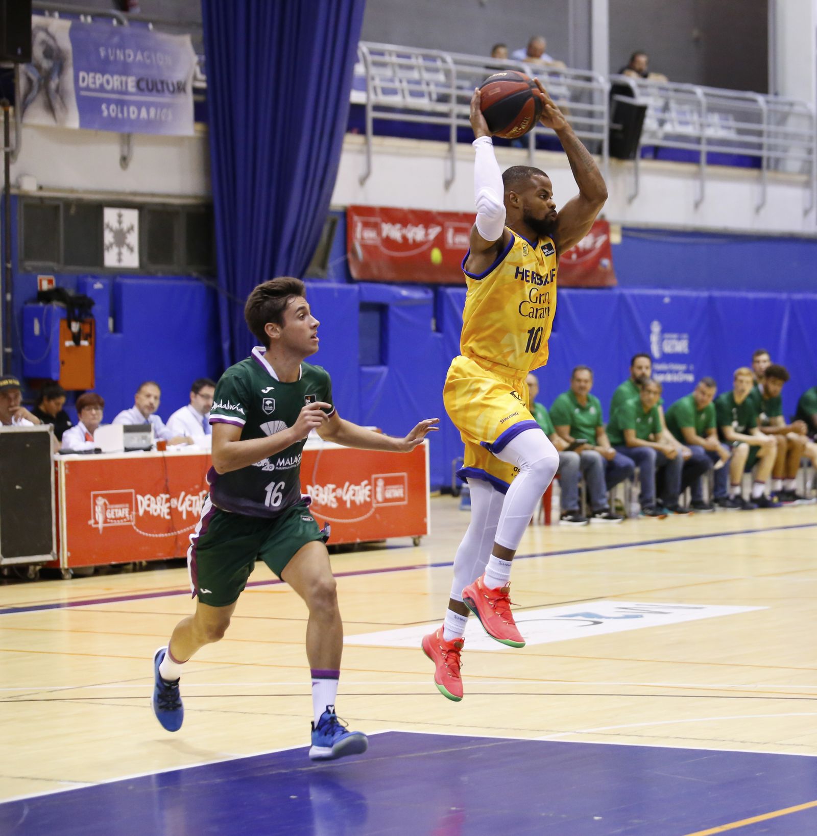 La primera victoria del Unicaja, en fotos