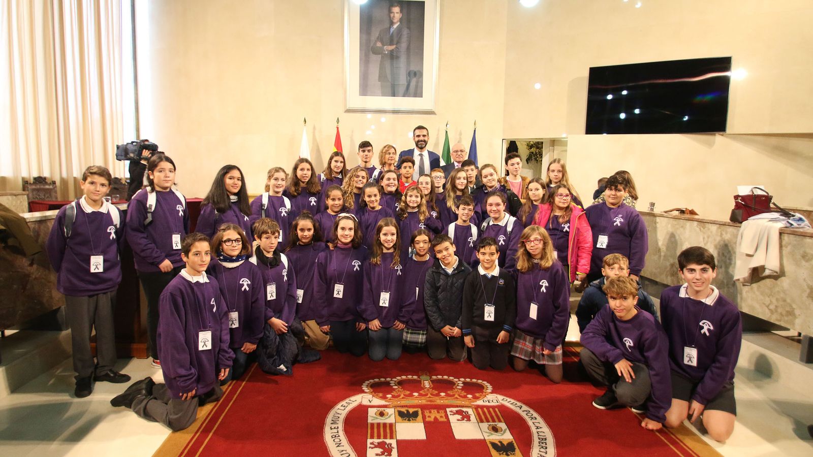 Antonio Galindo recibe el Escudo de Oro de manos del alcalde de Almería.