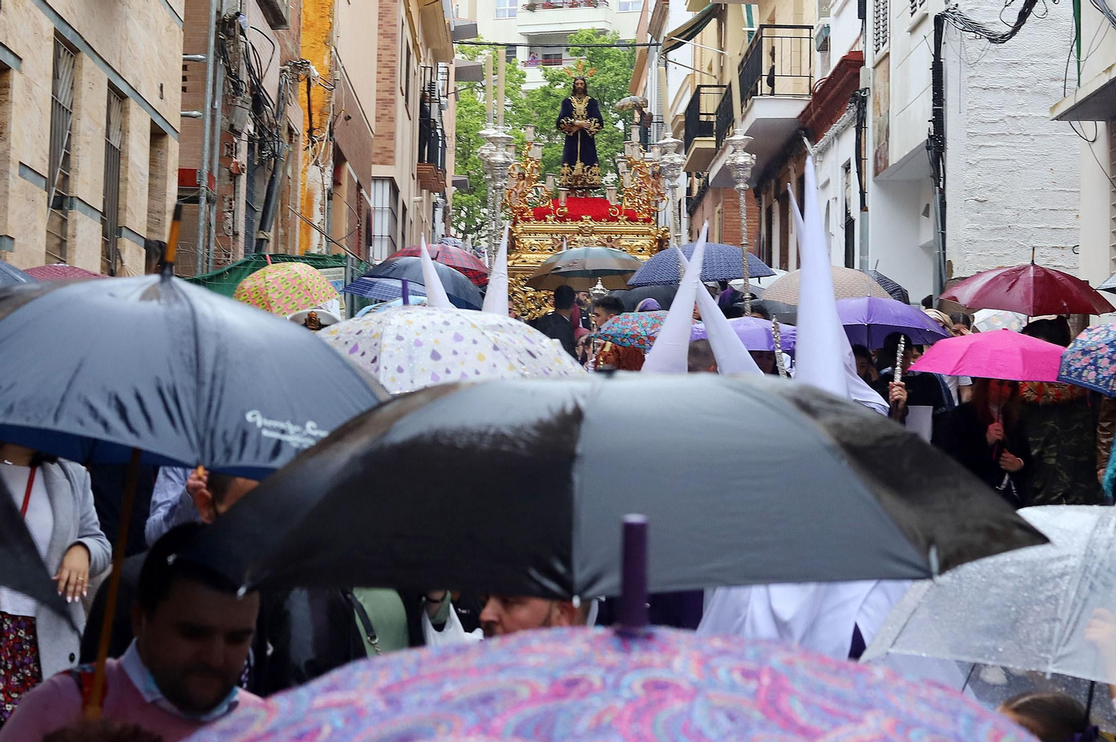 Imágenes de la procesión del Cautivo  bajo la lluvia en Huelva