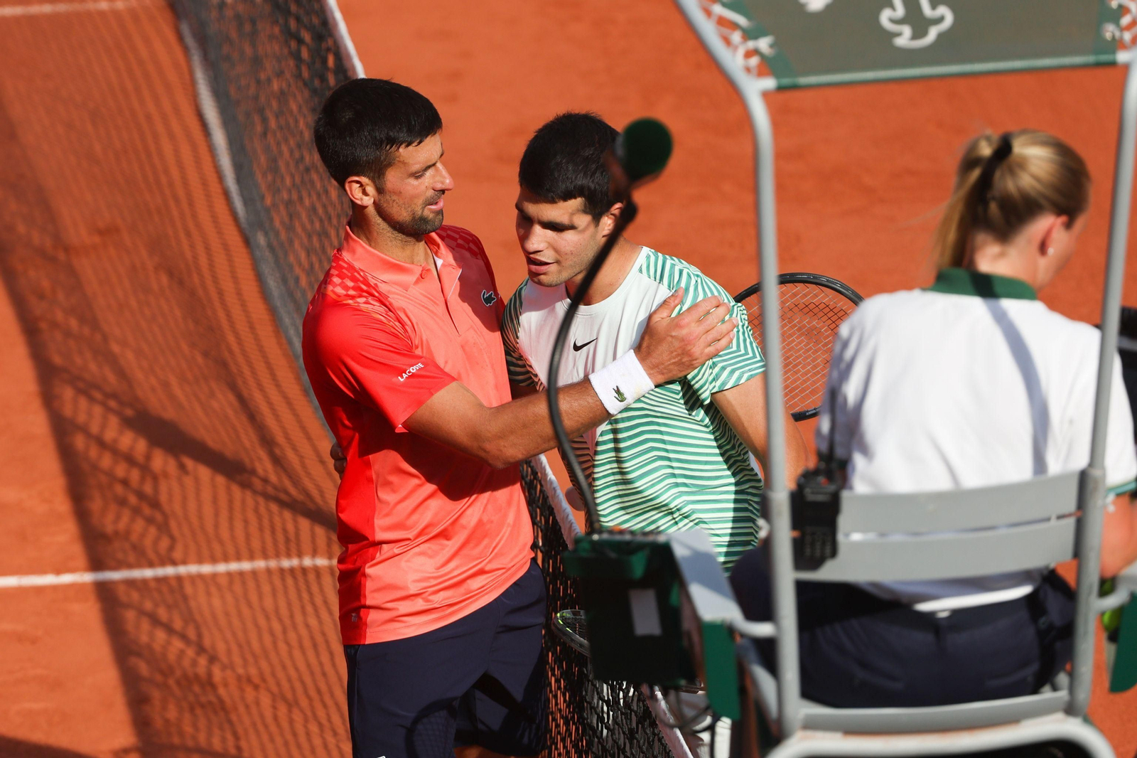 Djokovic saluda a Alcaraz al finalizar el partido