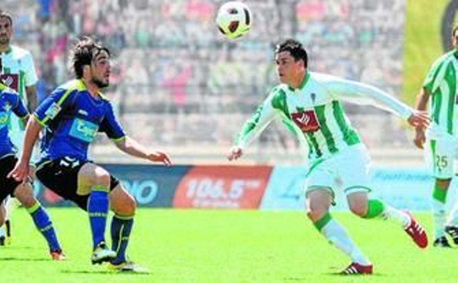 Juanmi Callejón persigue un balón junto al bético Beñat.