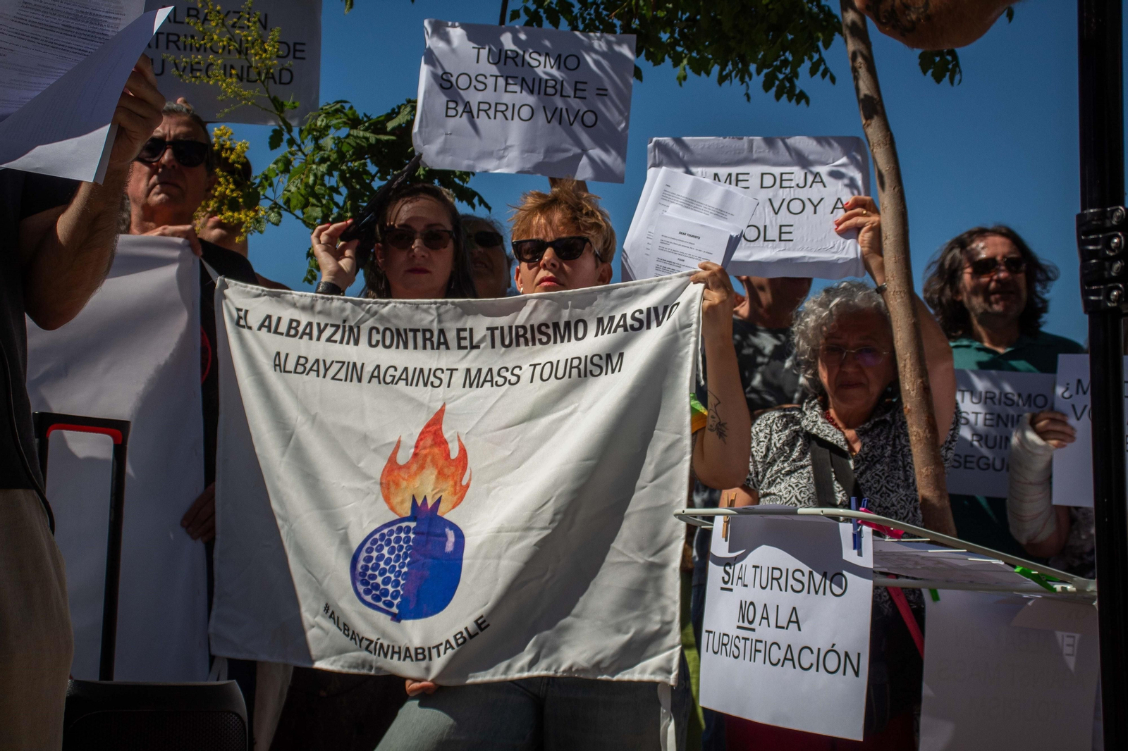 La protesta de los vecinos del Albaicín contra el turismo de masas, en imágenes