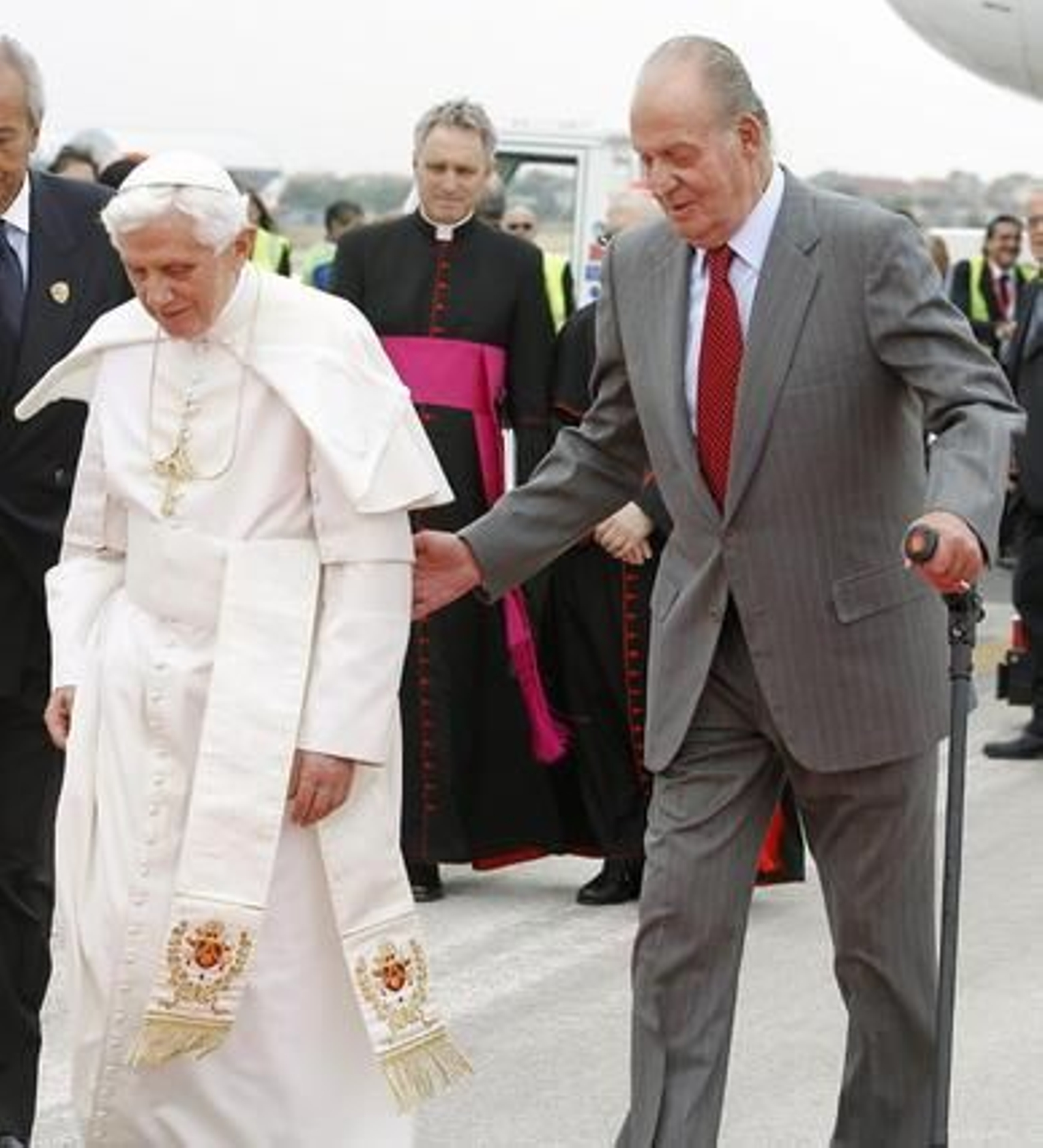 Los Reyes reciben al Papa Benedicto XVI a su llegada al aeropuerto de Barajas.

Foto: efe