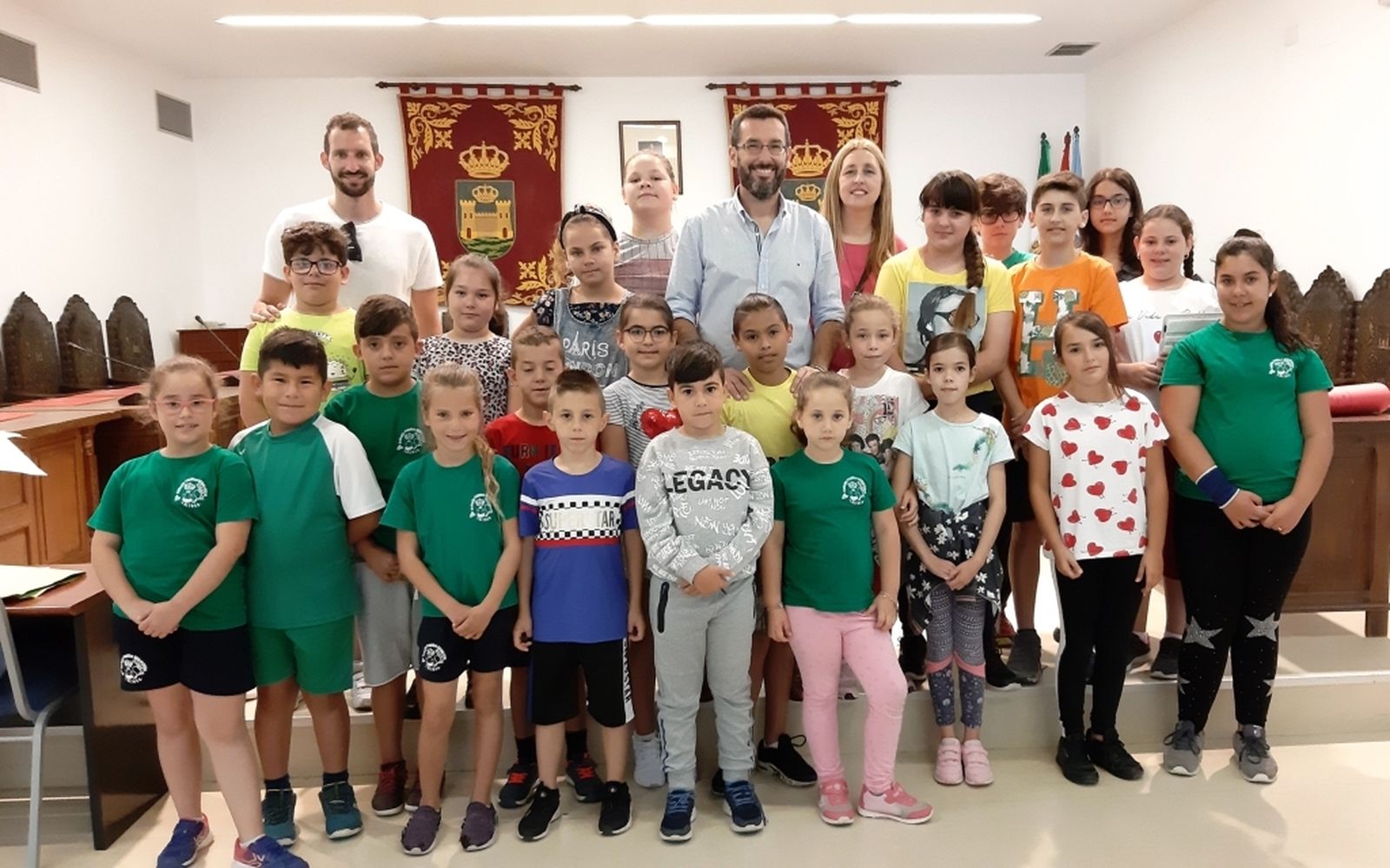 El grupo de alumnos del colegio Andalucía con el alcalde, Juan Franco.