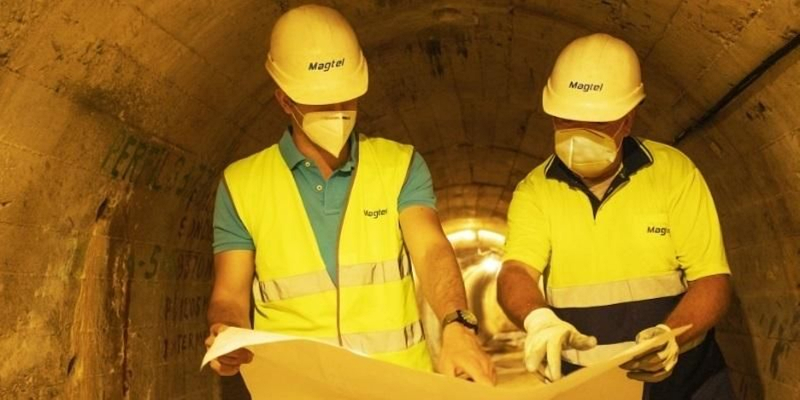 Operarios de Magtel, en una de las galerías de la presa del Guadalmellato.
