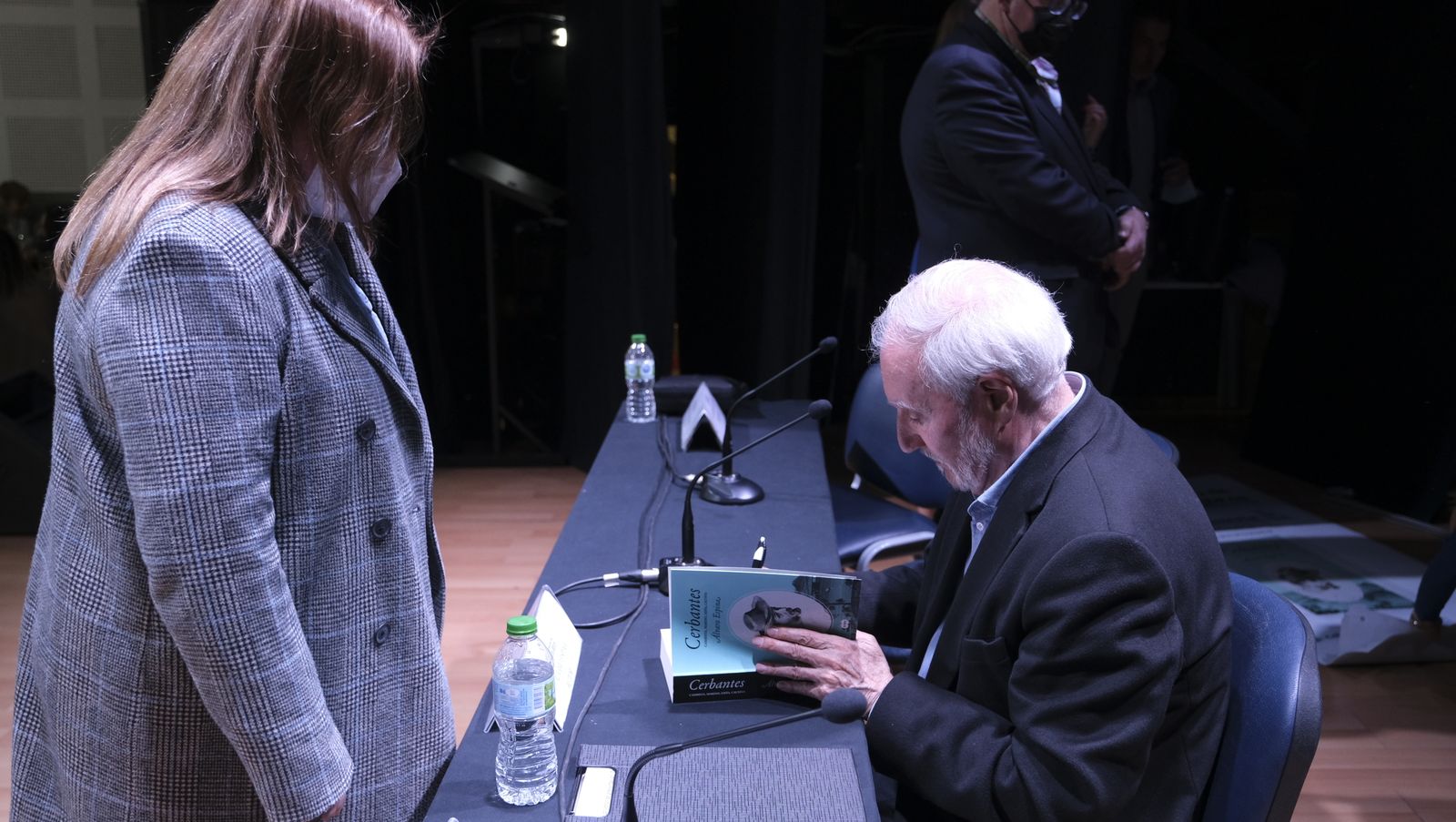 Imágenes del Diario de los Libros, con el escritor Álvaro Espina. Almería.