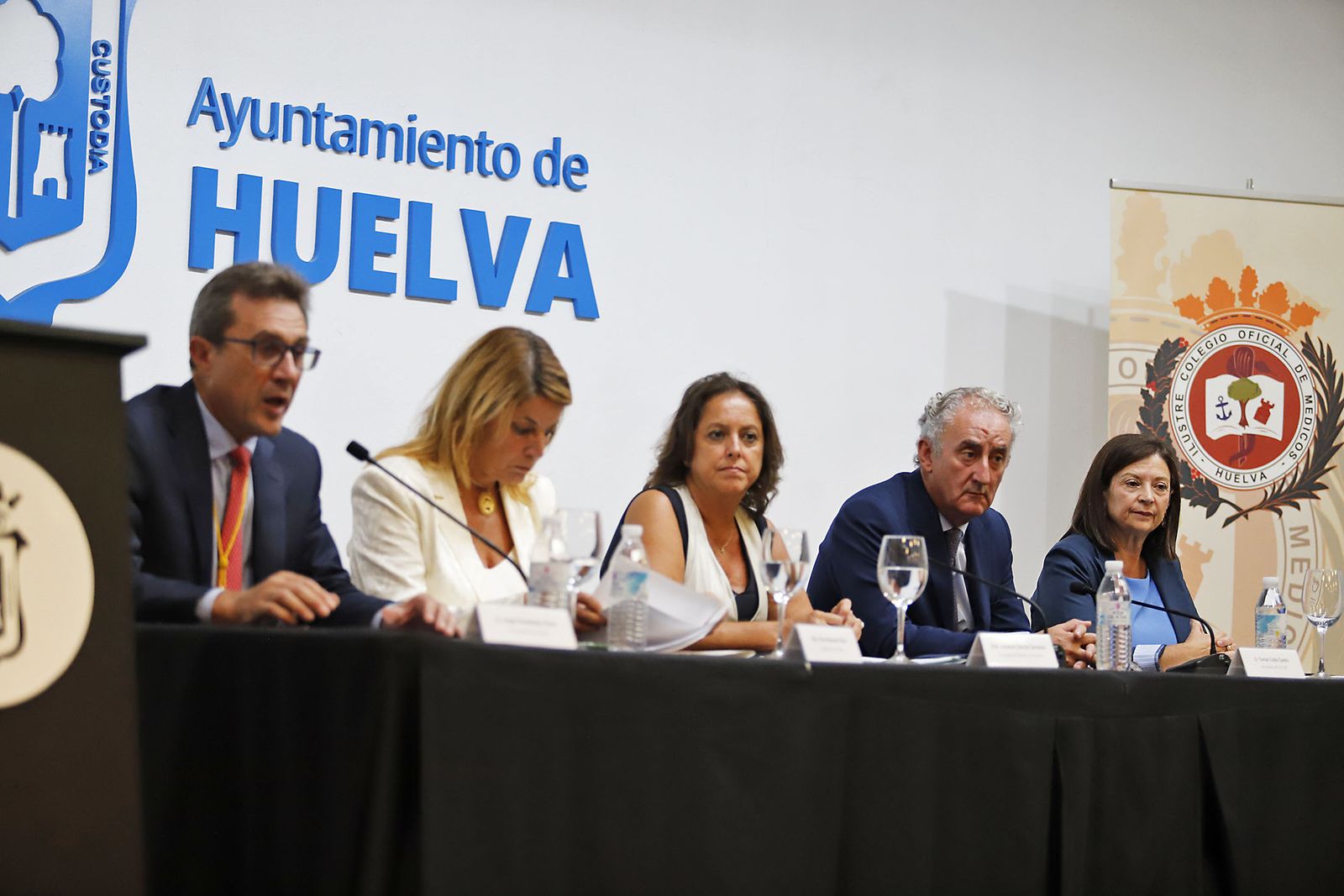 Imágenes de la toma de posesión institucional de la nueva Junta Directiva del Ilustre Colegio Oficial de Médicos de Huelva