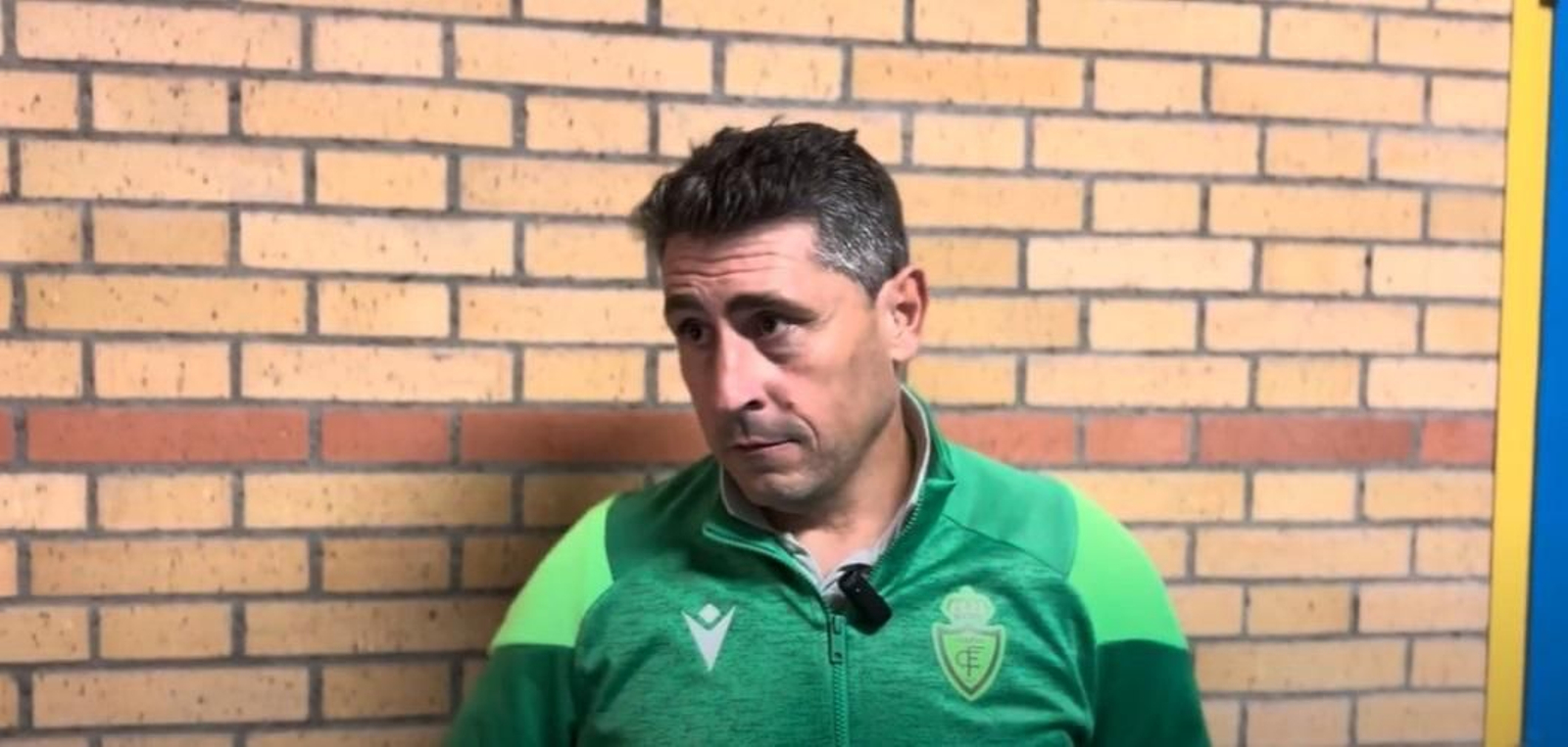 Roberto Peragón atiende a los medios de comunicación tras el triunfo en El Ejido.