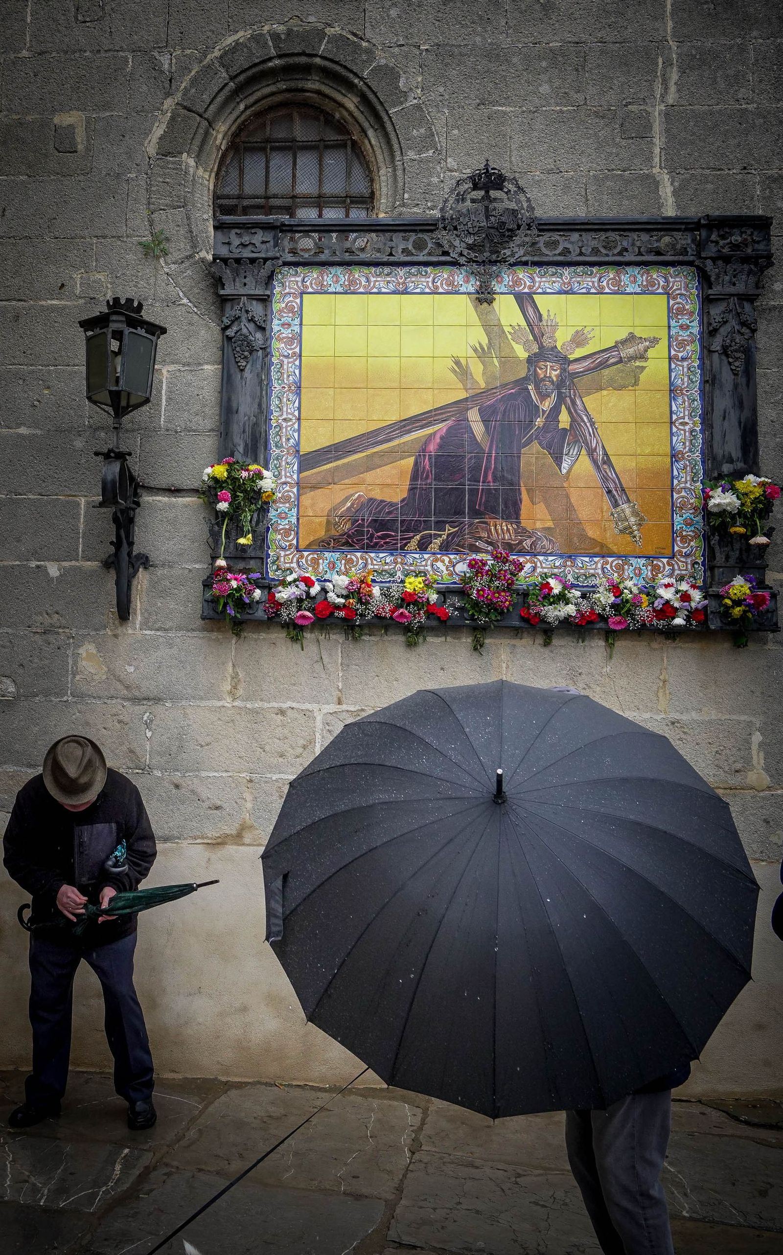 Imágenes del primer viernes de marzo de tradicionales besapiés y besamanos