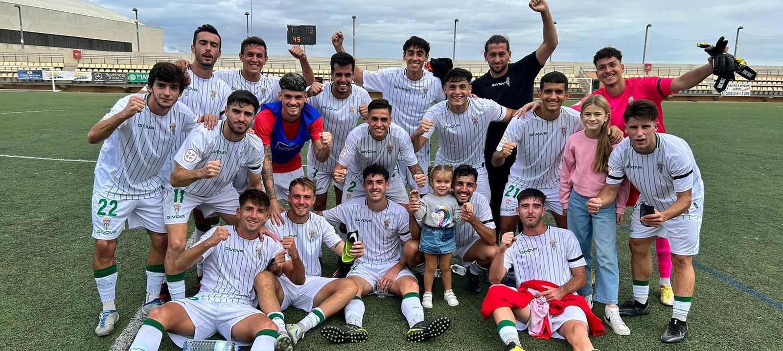 Los jugadores del Córdoba B celebran el triunfo en Ayamonte.