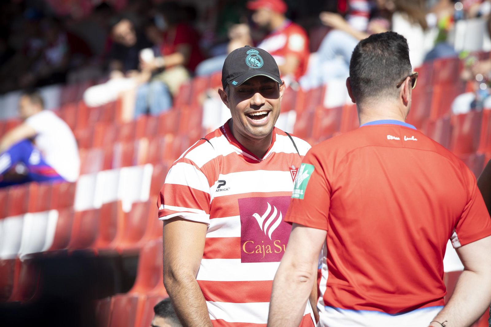 Encuéntrate en la grada de Los Cármenes en el Granada-Castellón