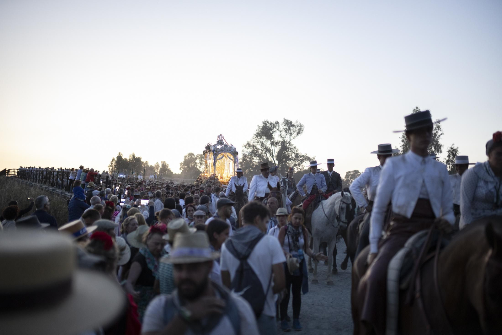 El Rocío 2023: Imágenes de la entrada de la Hermandad de Huelva en El Rocío