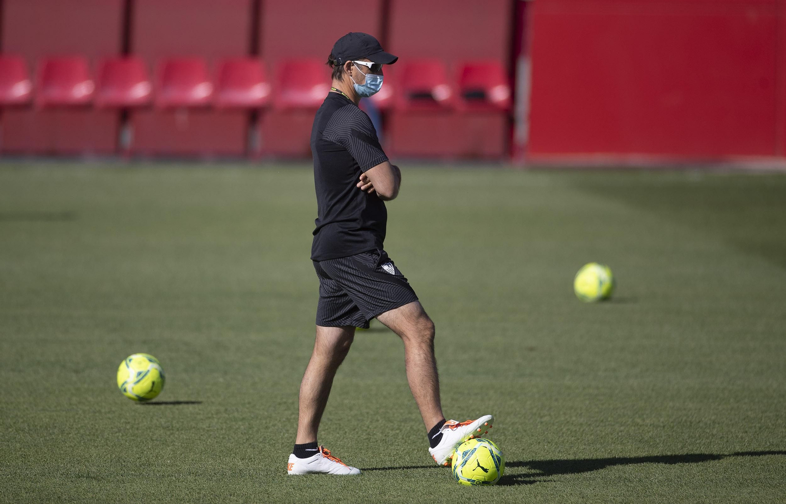 Lopetegui, atento a sus jugadores en la sesión de este viernes.