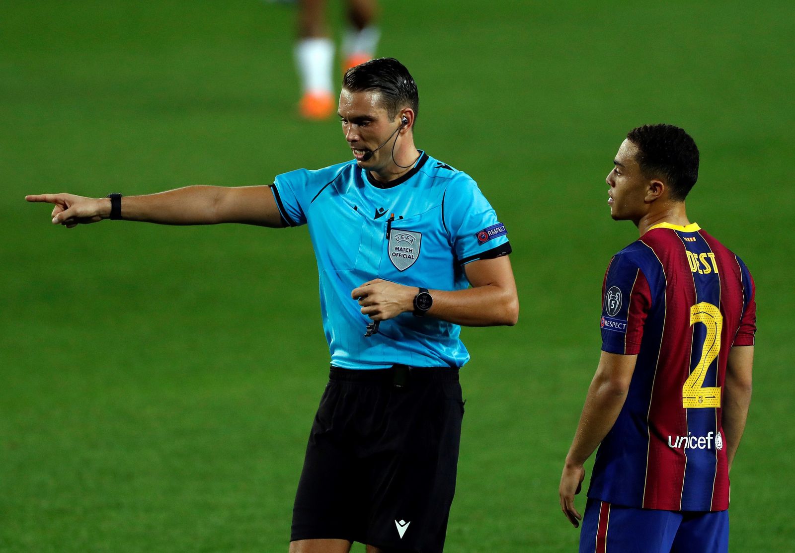 Sandro Schärer señala penalti contra el Barcelona en la pasada edición de la Champions.