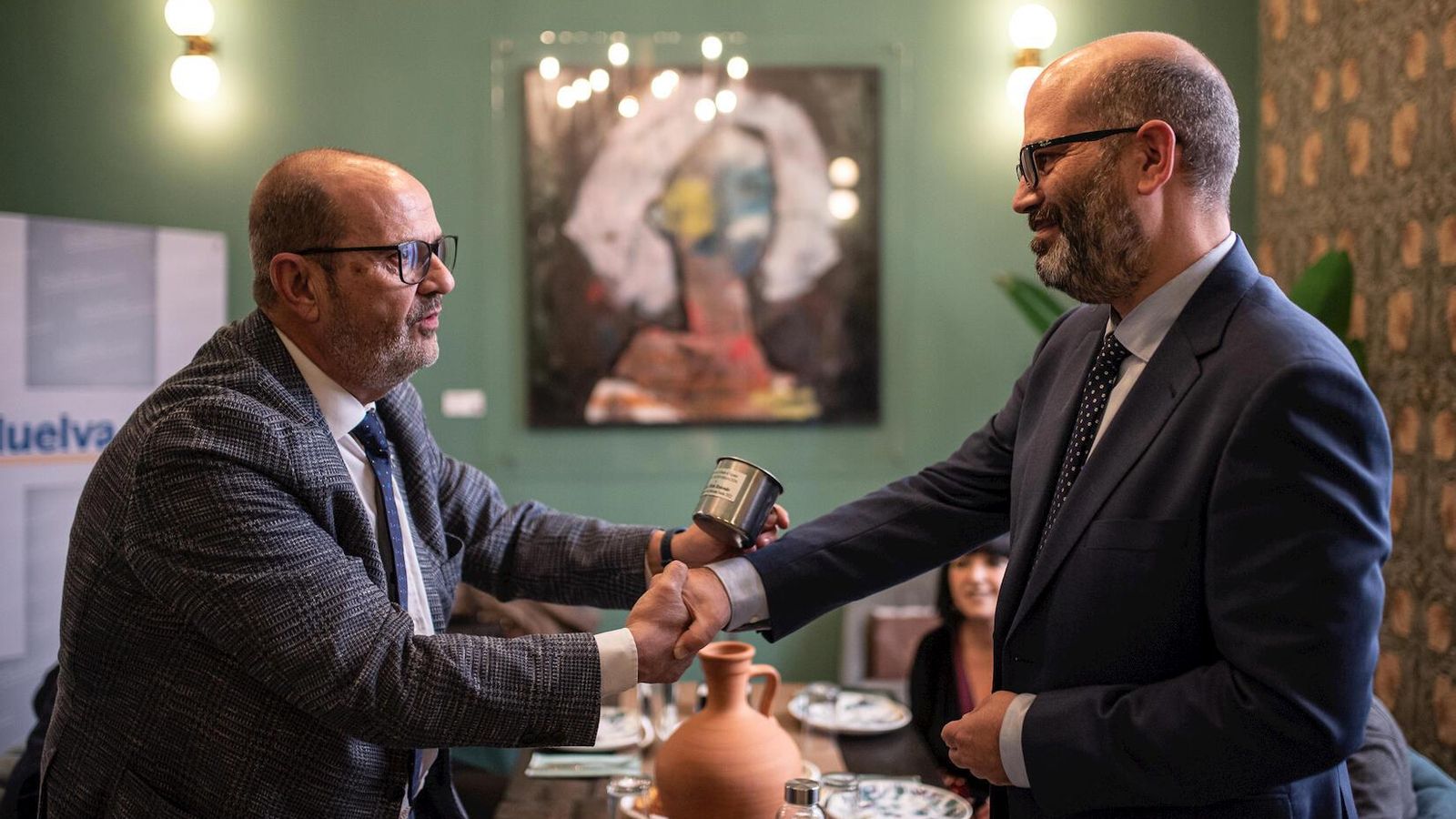 Jesús Flichi recibe el jarrillo de este periódico, que utilizará en el pregón de la mano de su director Javier Ronchel.