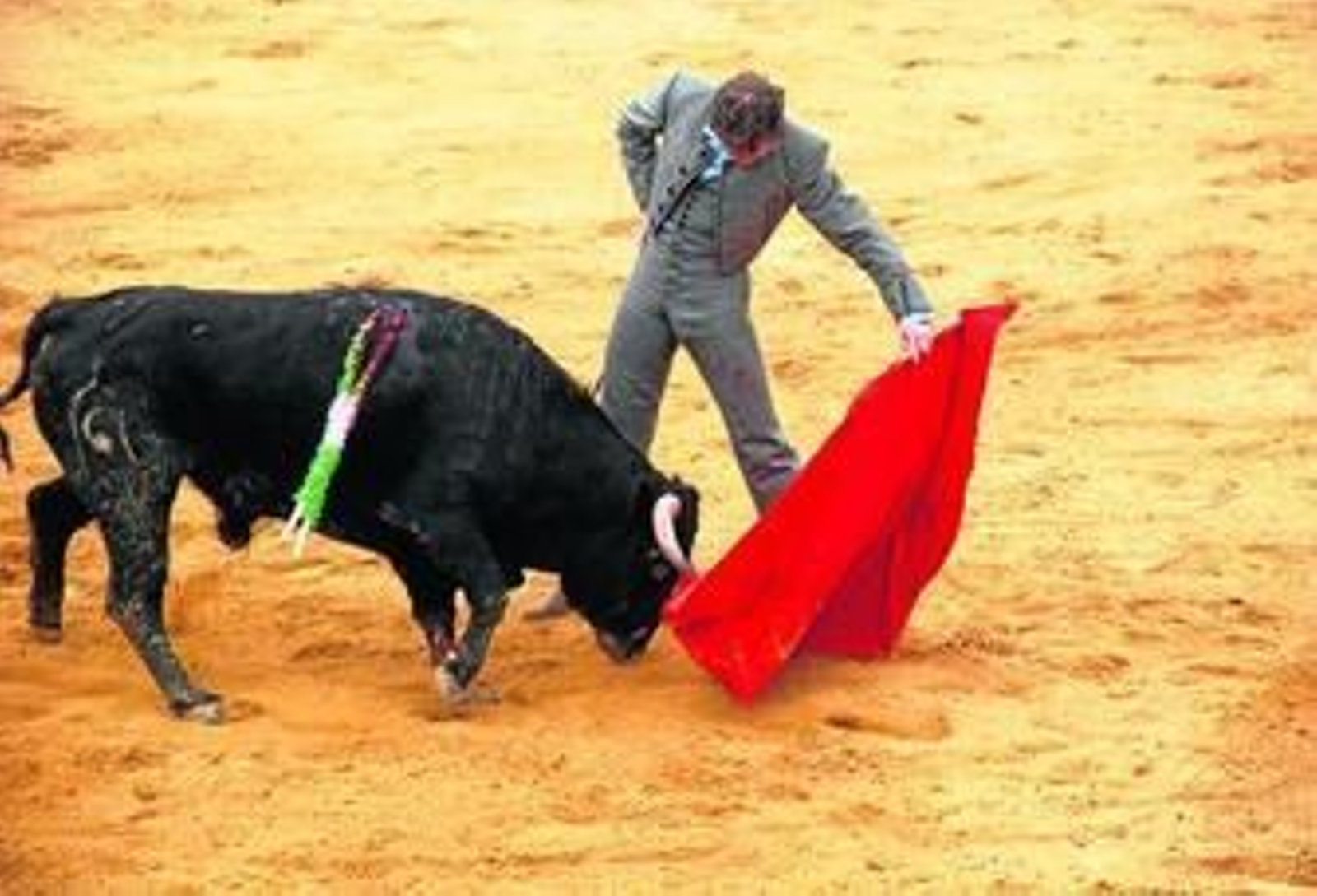 José Luis Parada concretando faena frente al ejemplar que abrió el festiejo en Higuera.