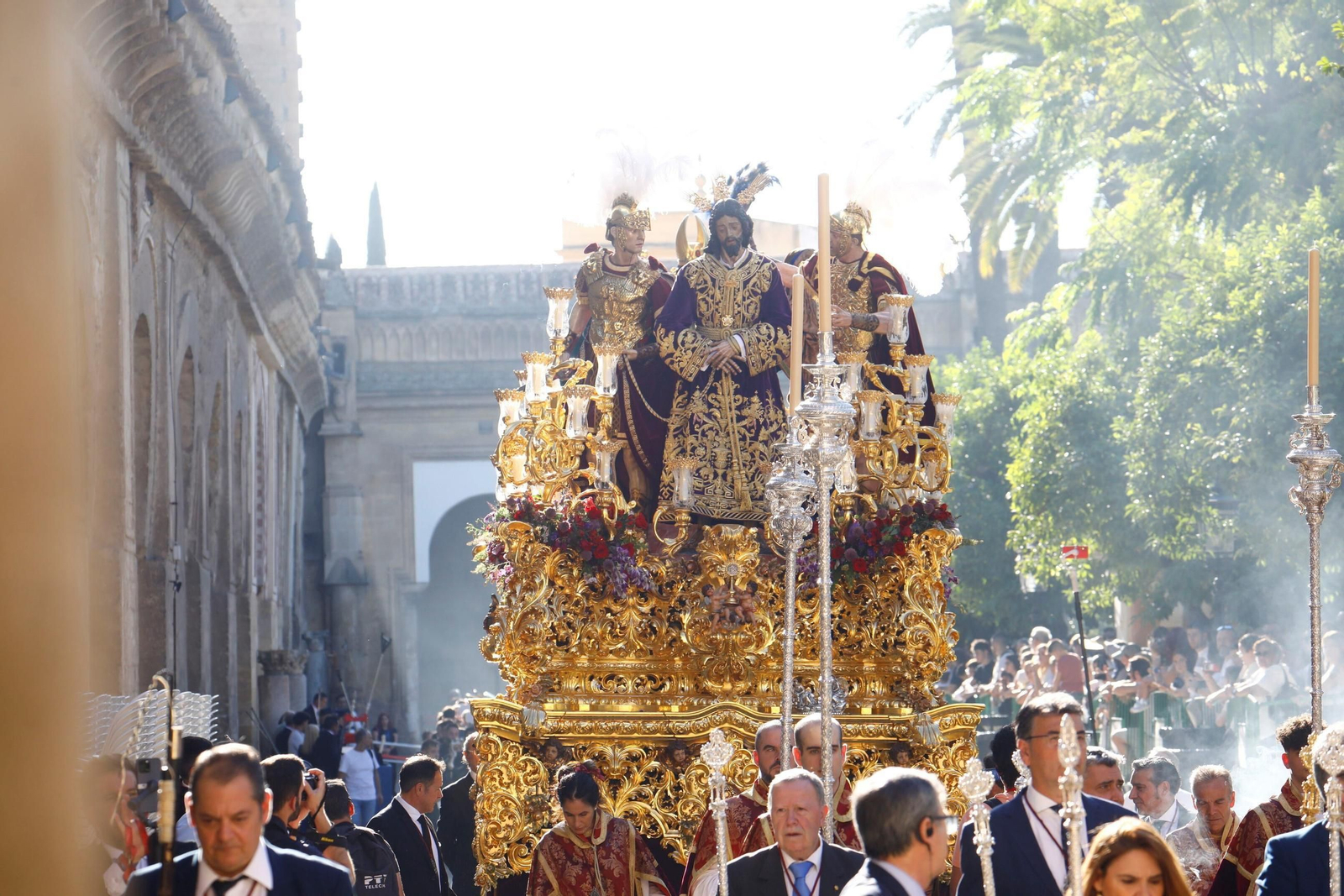 Las mejores fotos de los traslados de regreso de las hermandades tras el Magno Vía Crucis de Córdoba