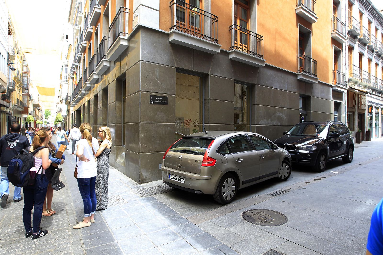 Imagen de archivo de la esquina de la oficina del Catastro, junto a los coches de los agentes de la UCO, durante el registro de mayo de 2013