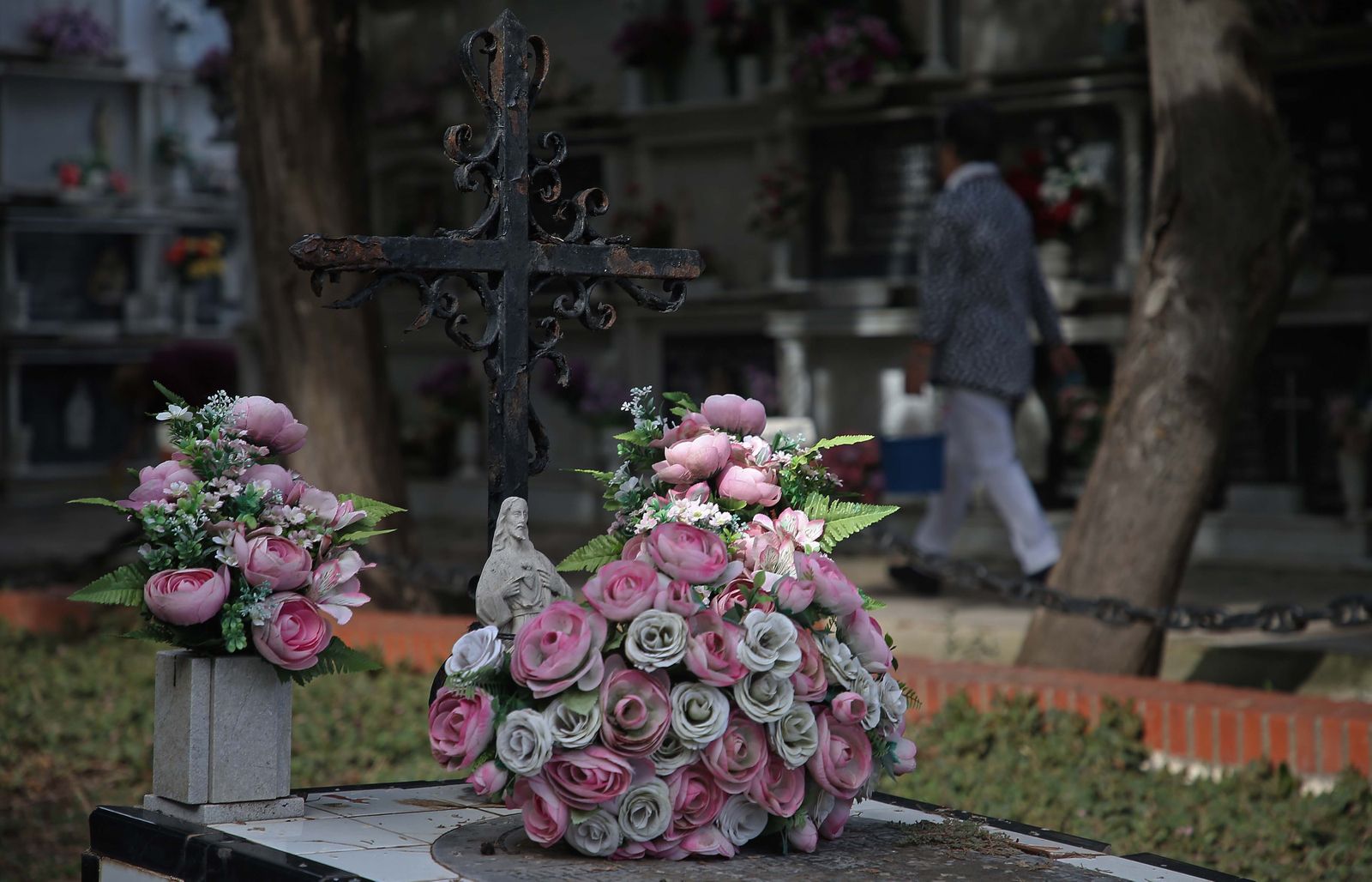 Fotos de los preparativos para los Tosantos en el cementerio de Algeciras