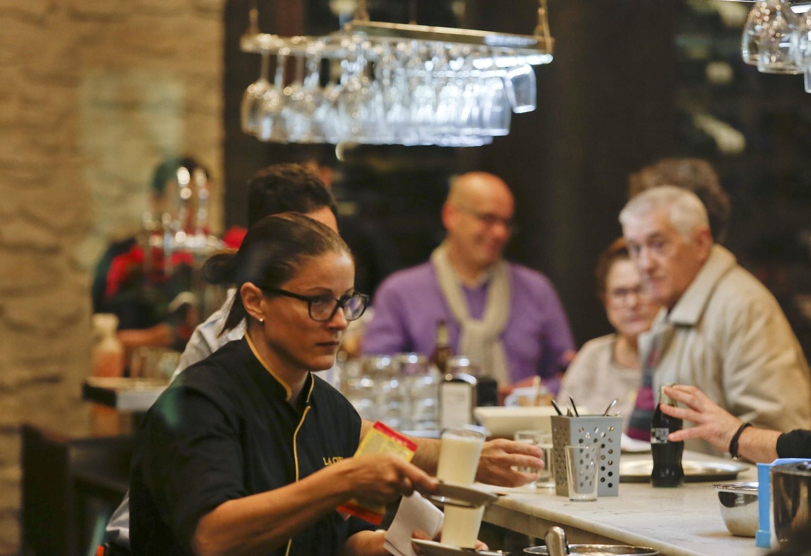 Una camarera, ayer, en un bar del centro.