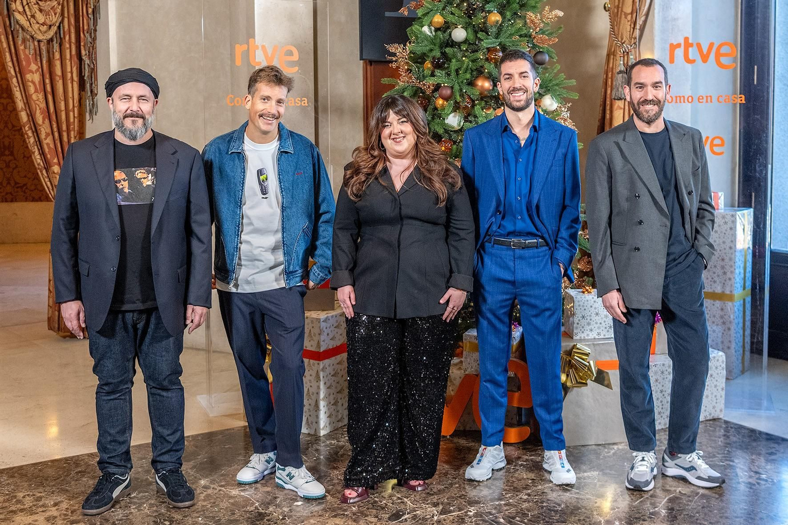 Los anfitriones de 'La Revuelta', Castella, Grison, Lalachus, Broncano y Jorge Ponce, en la presentación de la programación navideña de TVE