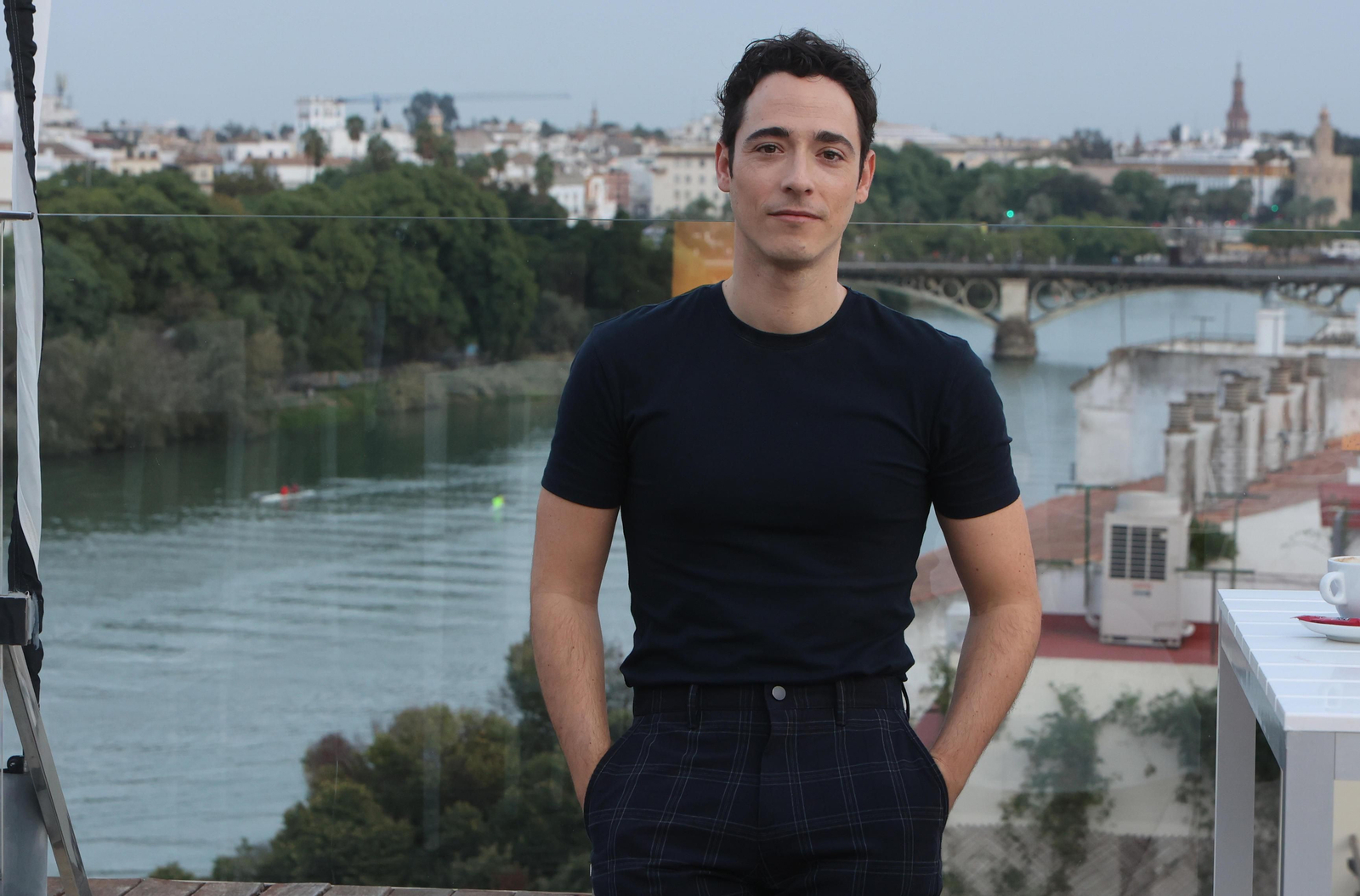 Pablo Béjar, fotografiado hace unas semanas en la terraza del Hotel Ribera de Triana.