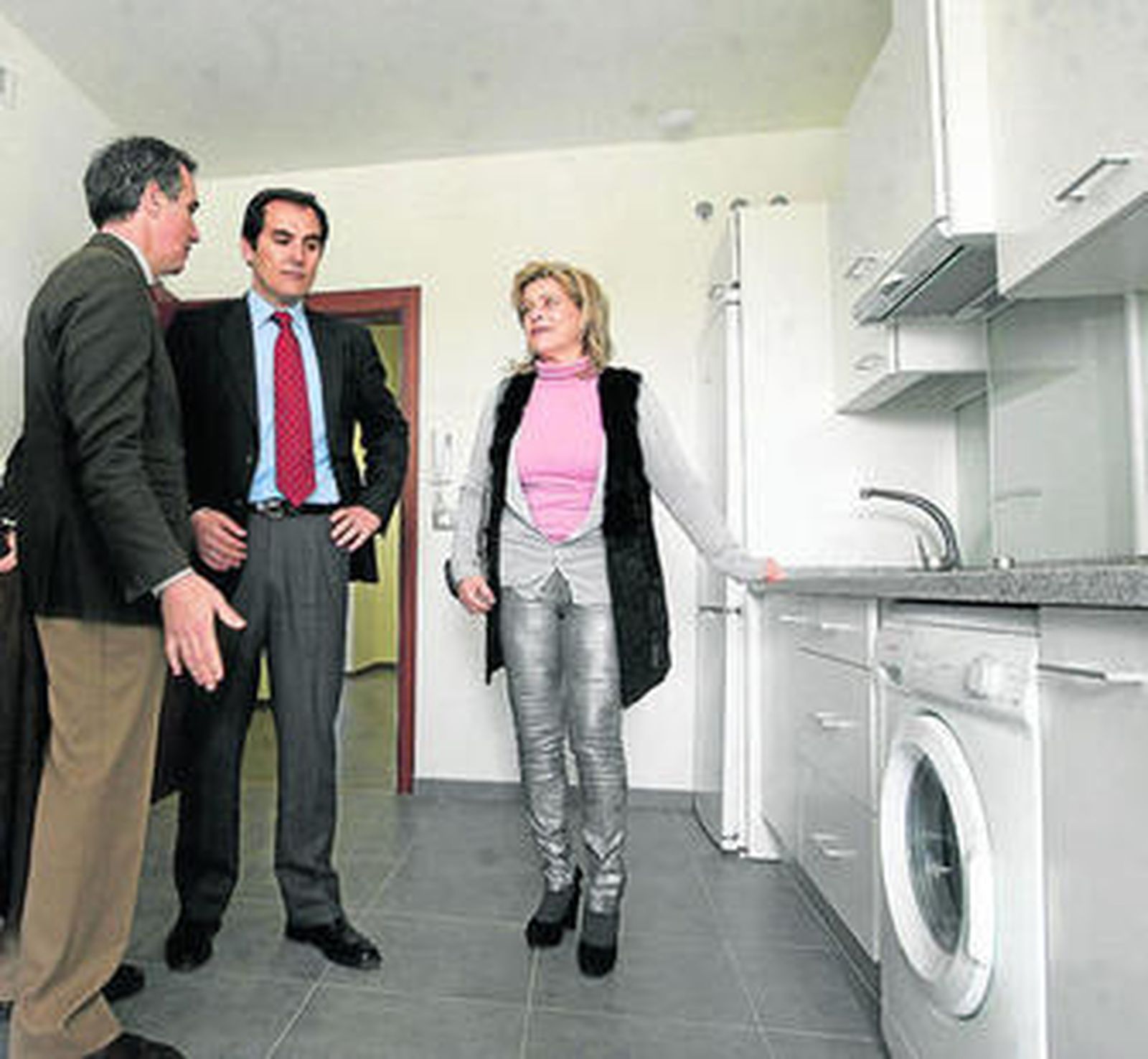 El alcalde, en el interior de uno de los apartamentos.
